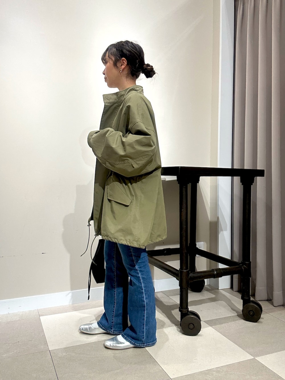 グリーン系のモッズコート、ホワイト系のシャツ/ブラウスを着用したレディースの春コーディネートの3枚目の写真