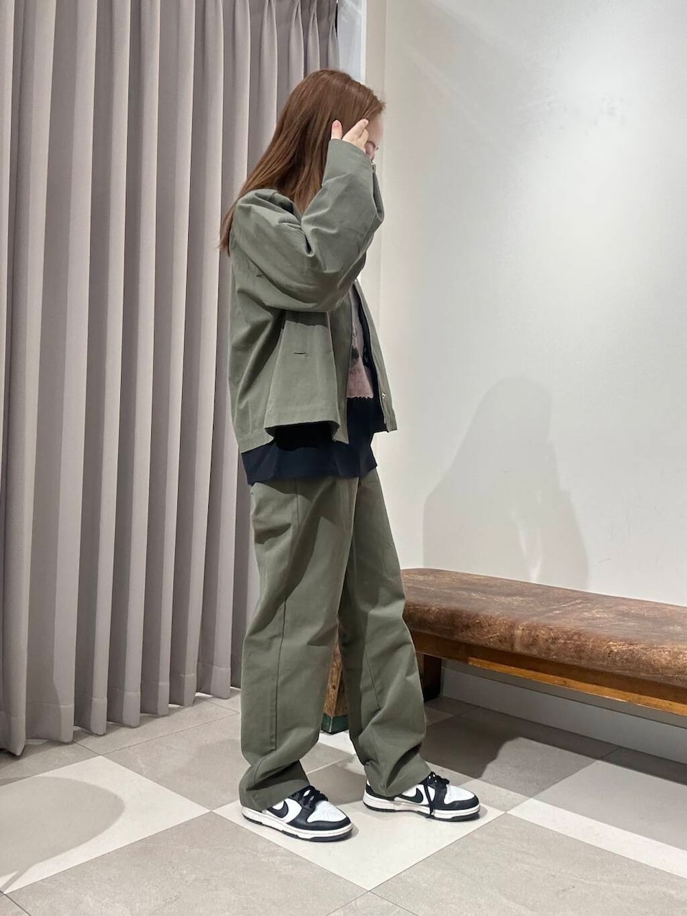 グリーン系のブルゾン、グリーン系のその他パンツ、その他のTシャツ/カットソーを着用したレディースの春コーディネートの2枚目の写真