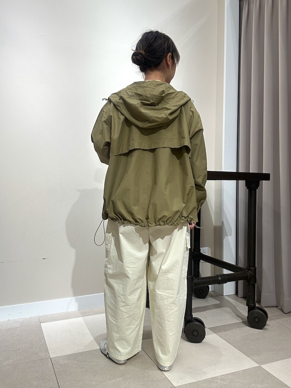 ホワイト系のその他パンツ、ベージュ系のマウンテンパーカー、ホワイト系のニット/セーターを着用したレディースの春コーディネートの3枚目の写真