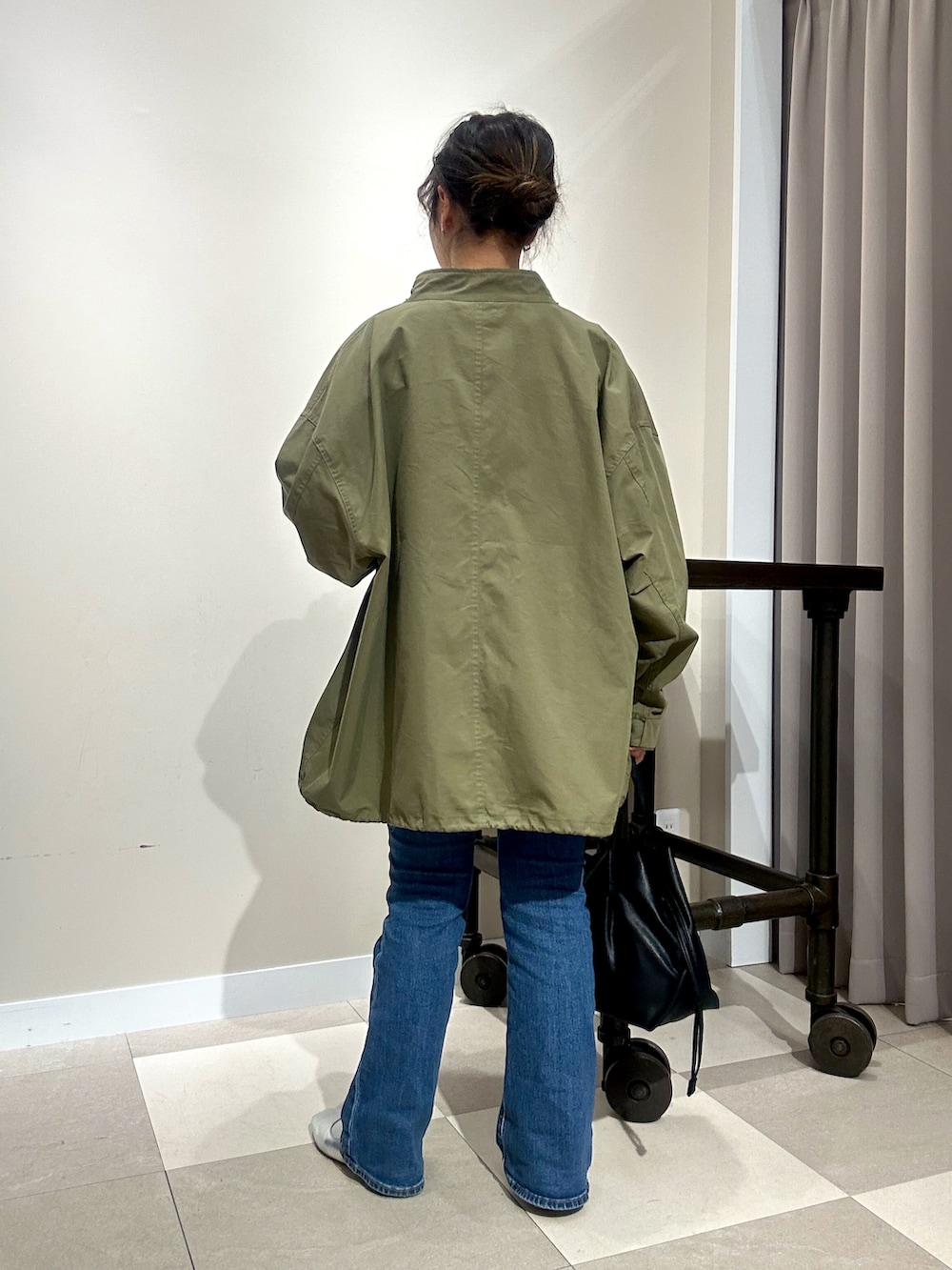 グリーン系のモッズコート、ホワイト系のシャツ/ブラウスを着用したレディースの春コーディネートの4枚目の写真