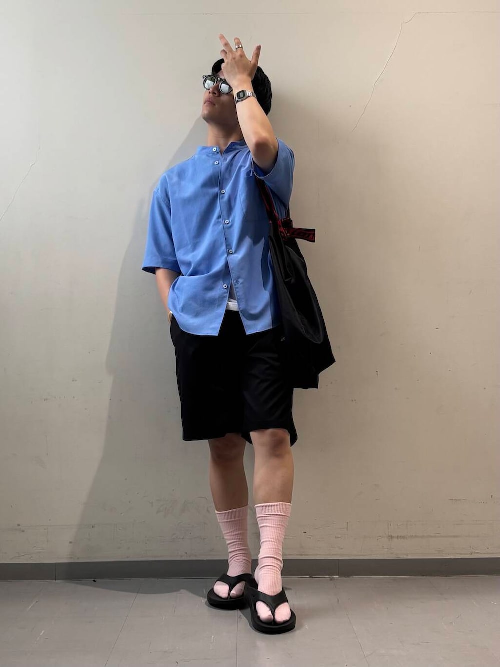 「大人カジュアル、サングラス、カジュアルコーデ、シンプルコーデ、Gramicci、低身長、夏コーデ、OOFOS、doors、低身長コーデ、ユニセックス、お洒落、綺麗めコーデ、通学コーデ、アウトドアコーデ」｜「URBAN RESEARCH DOORSのクラウンパントサングラス（メガネ、ブラウン系）」を使った、Kota.aさん（メンズ・166cm）の夏コーディネートの3枚目の写真
