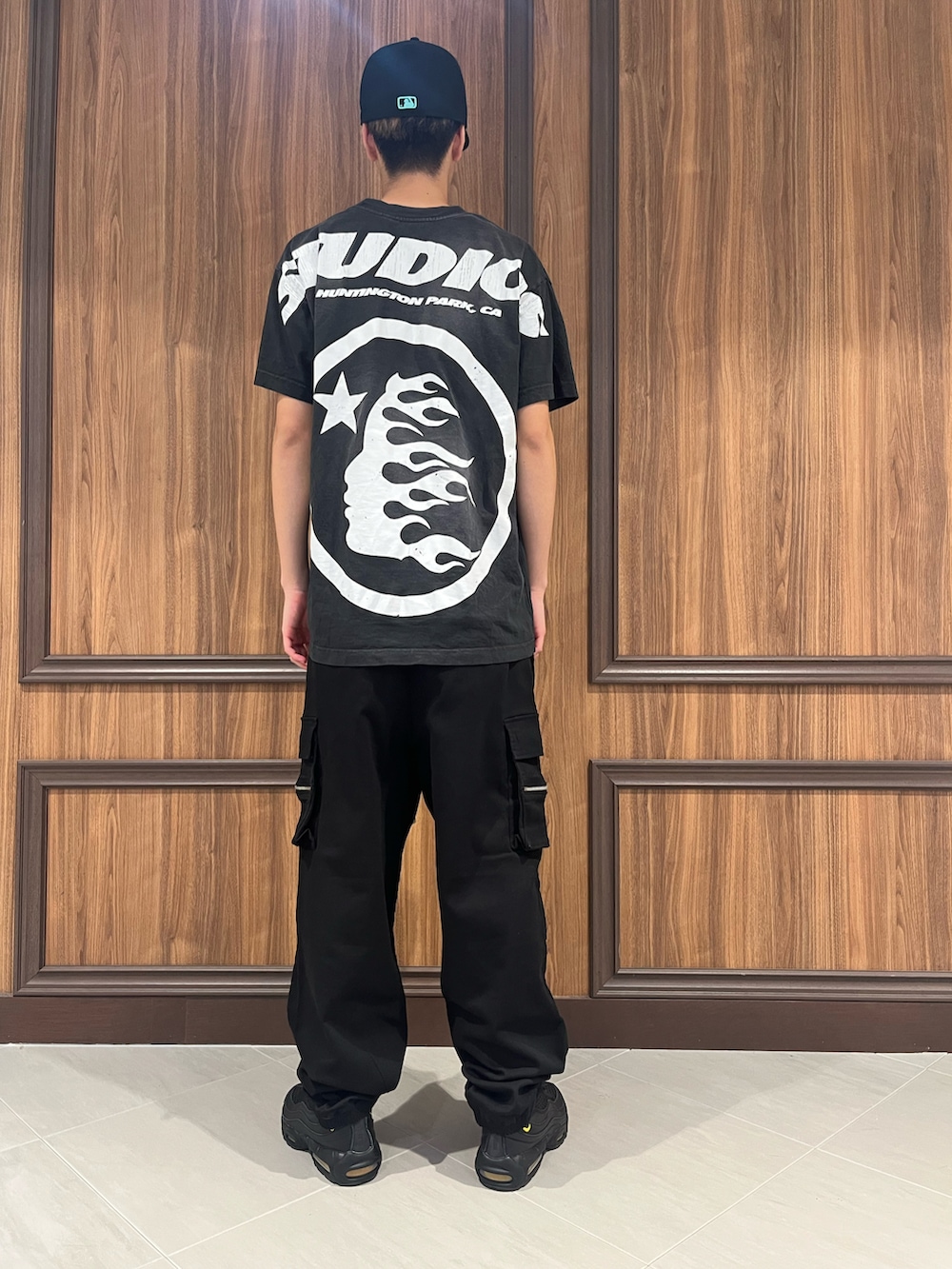 「LHP、Danke schon、ブラックパンツ、夏コーデ、ストリート」｜「DANKE SCHONの【WEB&DEPOT限定】DankeSchon/ダンケシェーン/STRETCH TWILL ZIP POCKET PANTS（カーゴパンツ、ブラック系）」を使った、Kimiyaさん（メンズ・177cm）の夏コーディネートの3枚目の写真