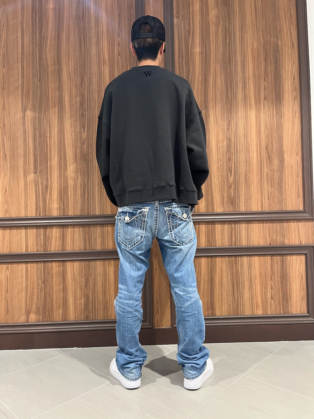 ブラック系のスウェットを着用したメンズの秋コーディネートの3枚目の写真