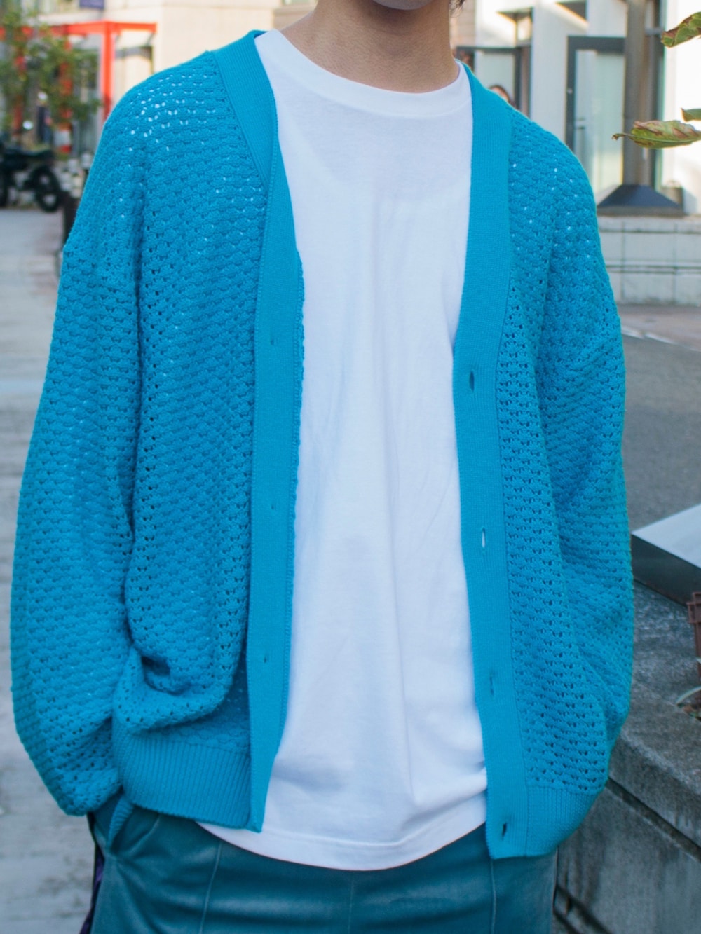 ブルー系のカーディガン/ボレロ、ブルー系のその他パンツを着用したメンズの夏コーディネートの2枚目の写真