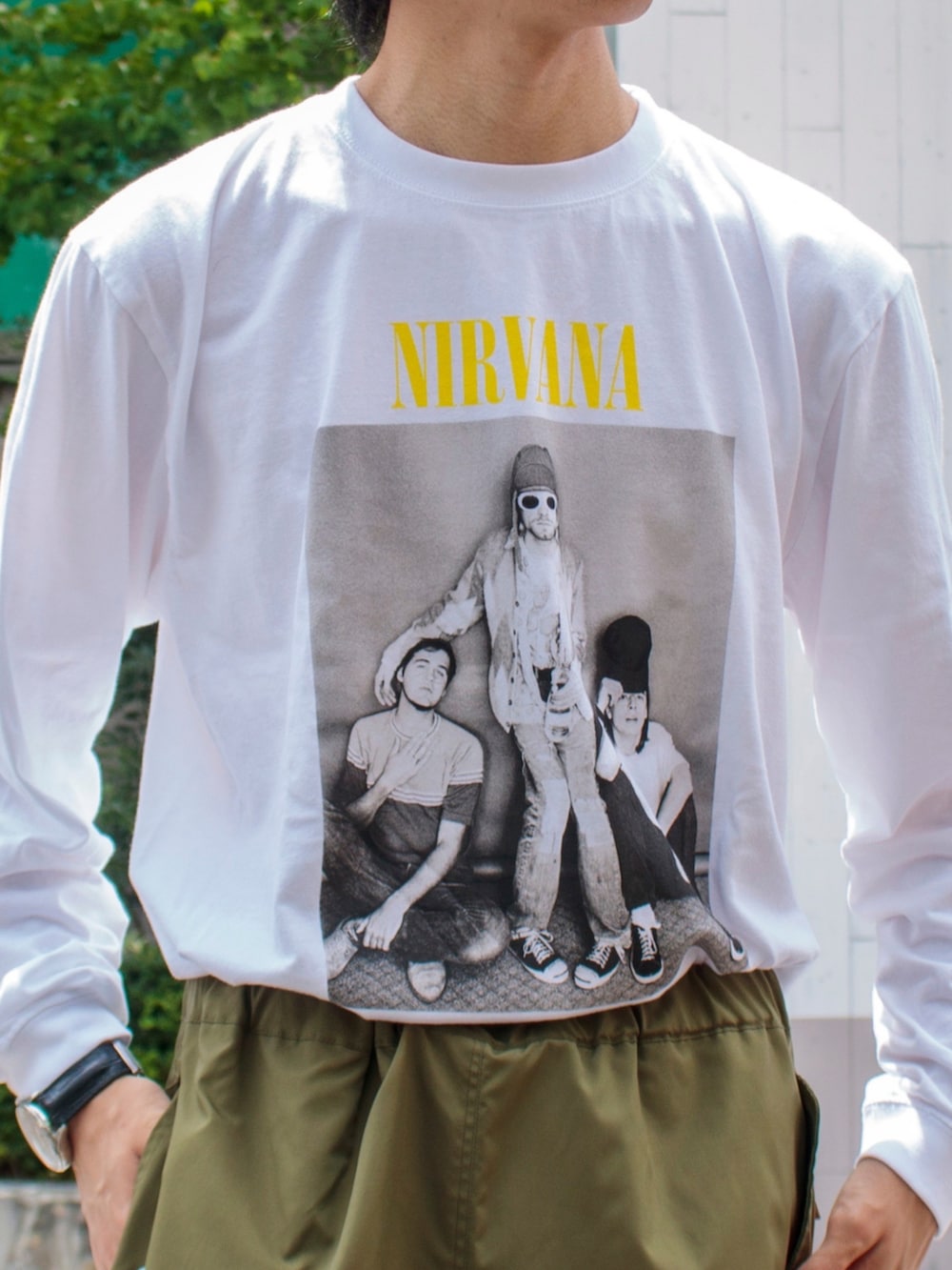 ホワイト系のTシャツ/カットソー、グリーン系のその他パンツを着用したメンズの夏コーディネートの2枚目の写真