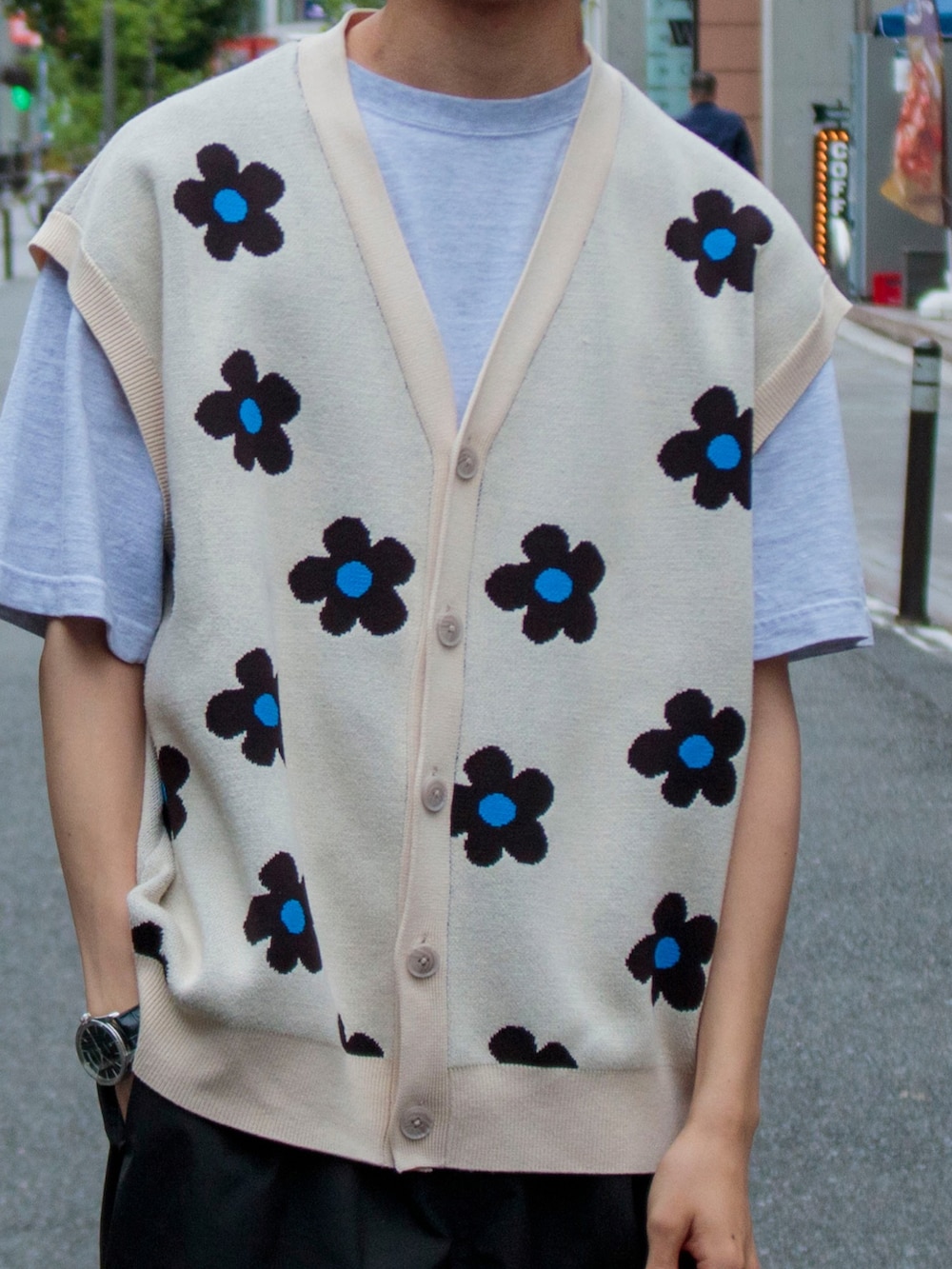 「FREDY&GLOSTER、gloster、フレディアンドグロスター、韓国ファッション、休日スタイル、ベスト、ストリート、ワイドパンツ、大人カジュアル、メンズコーデ、ビッグシルエット、オーバーサイズ、夏コーデ、Tシャツ、古着MIX」｜「FREDY MACの【FREDYMAC/フレディマック】レトロ フラワー サマーガーディガンベスト（ベスト、ホワイト系）」を使った、ABEさん（メンズ・170cm）の夏コーディネートの2枚目の写真