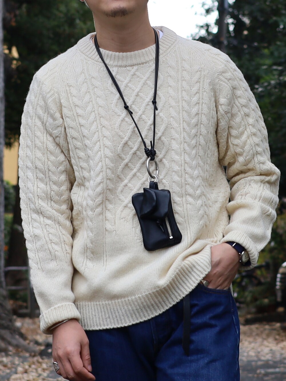 ホワイト系のニット/セーター、ブルー系のデニムパンツ、ブラック系のローファーを着用したメンズの冬コーディネートの2枚目の写真