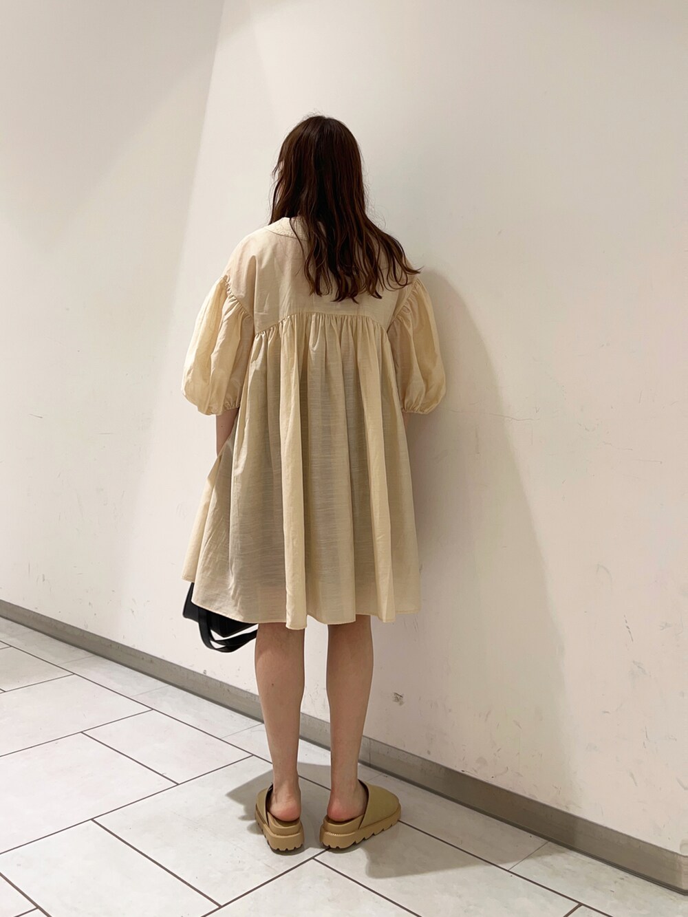 ベージュ系のワンピース、ベージュ系のサンダルを着用したレディースの春コーディネートの2枚目の写真