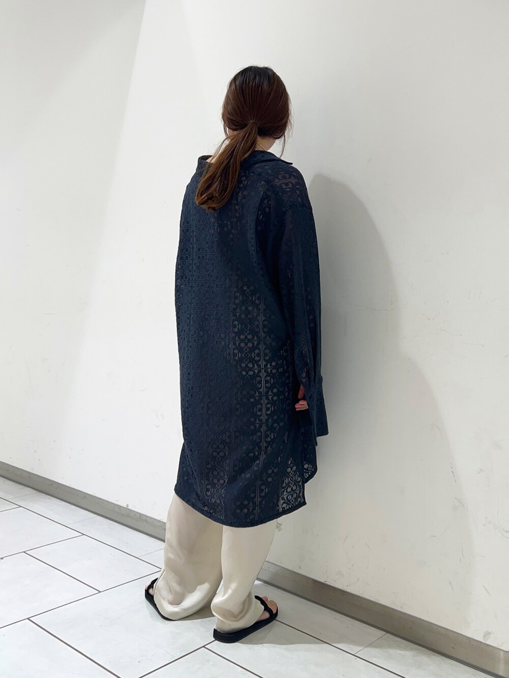 ブルー系のワンピース、ホワイト系のその他パンツを着用したレディースの秋コーディネートの2枚目の写真