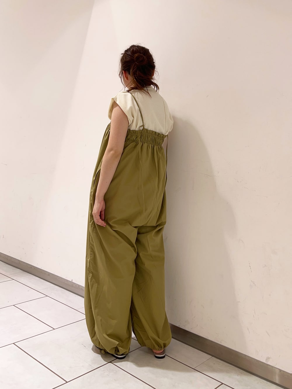 グリーン系のサロペット/オーバーオールを着用したレディースの夏コーディネートの2枚目の写真