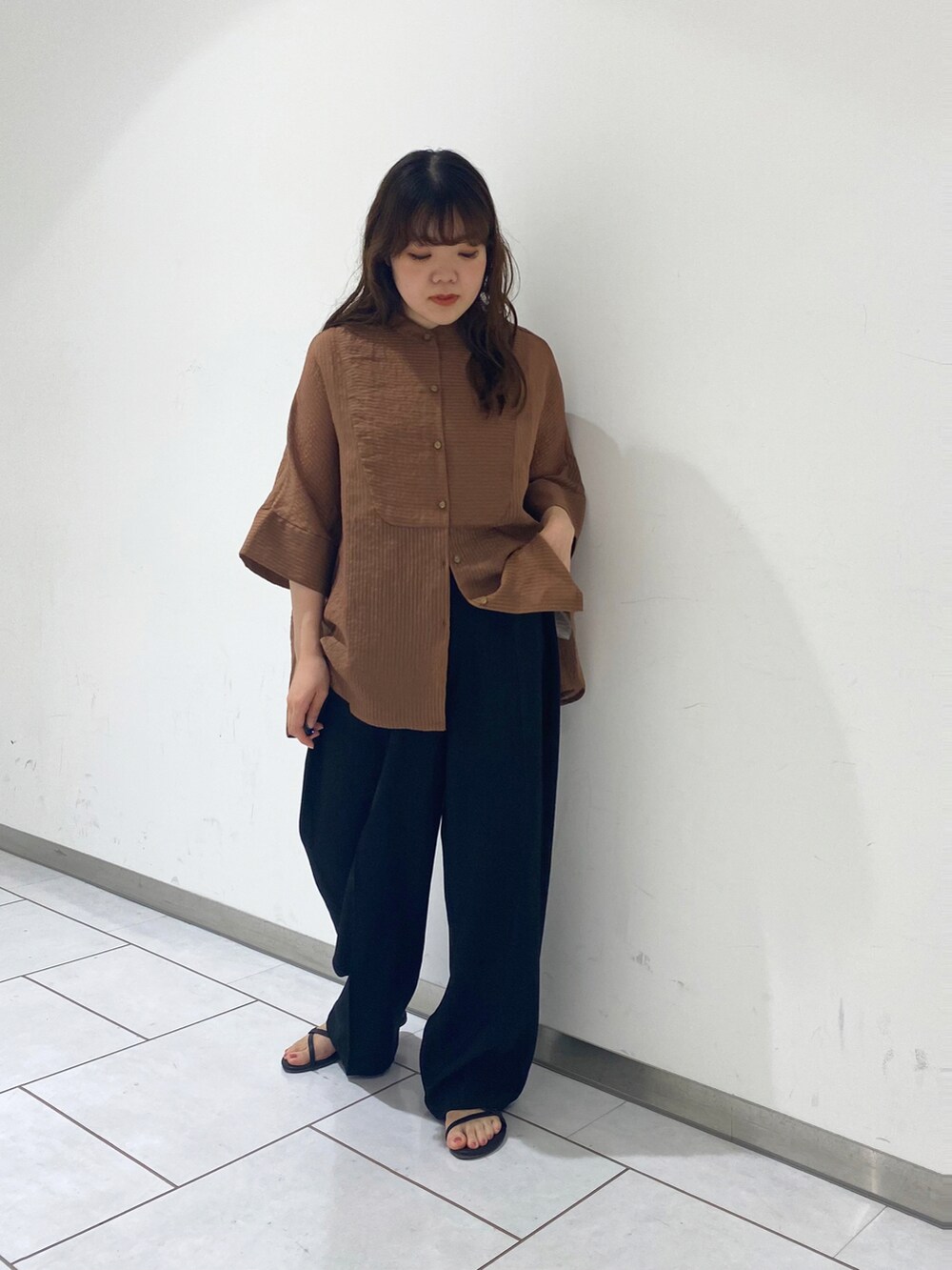 ブラウン系のシャツ/ブラウス、ブラック系のその他パンツを着用したレディースの夏コーディネートの2枚目の写真