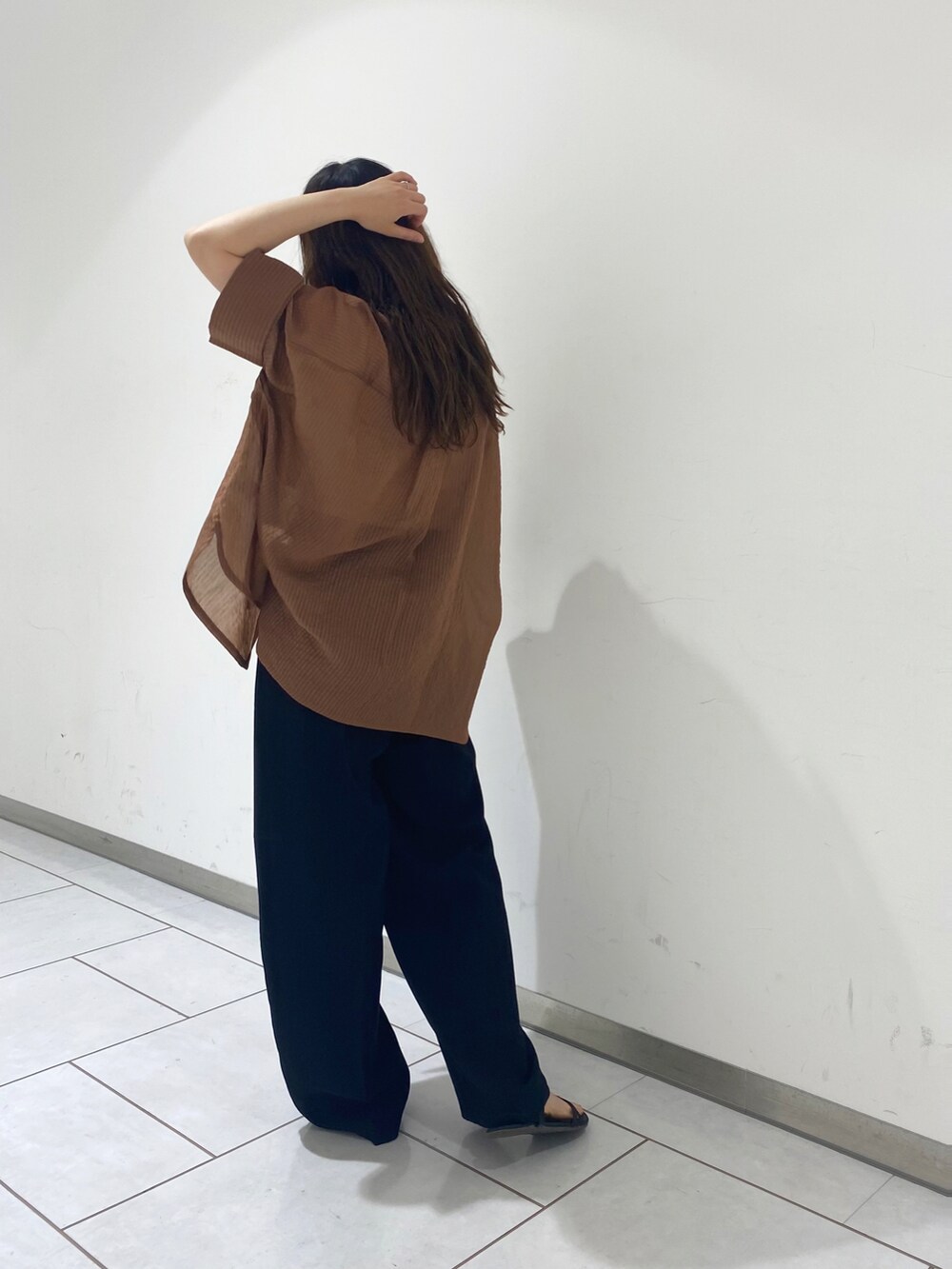 ブラウン系のシャツ/ブラウス、ブラック系のその他パンツを着用したレディースの夏コーディネートの3枚目の写真