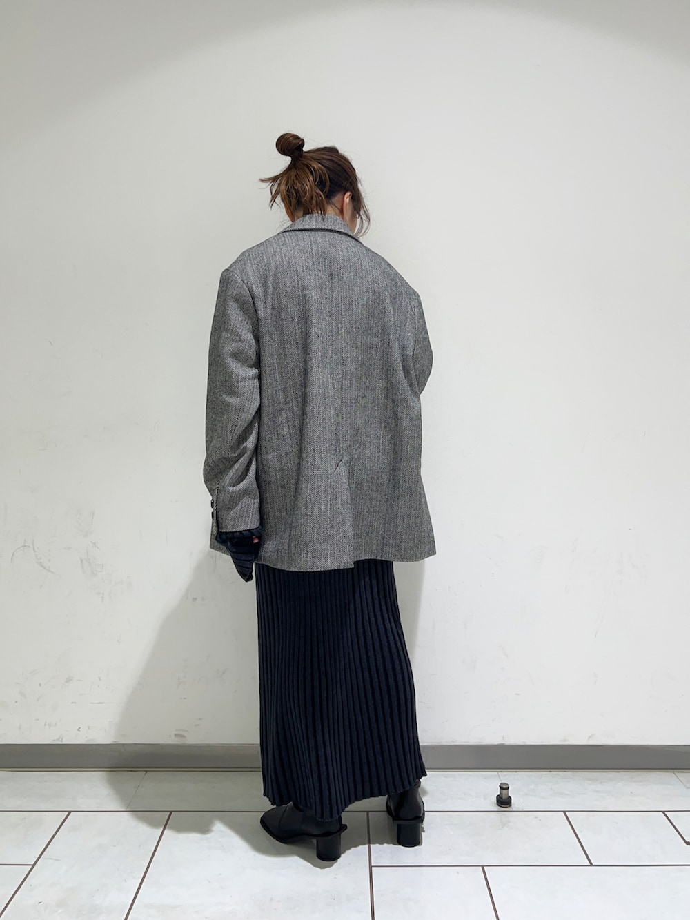 ブルー系のニット/セーター、ブルー系のスカート、ブラック系のブーツを着用したレディースの冬コーディネートの4枚目の写真