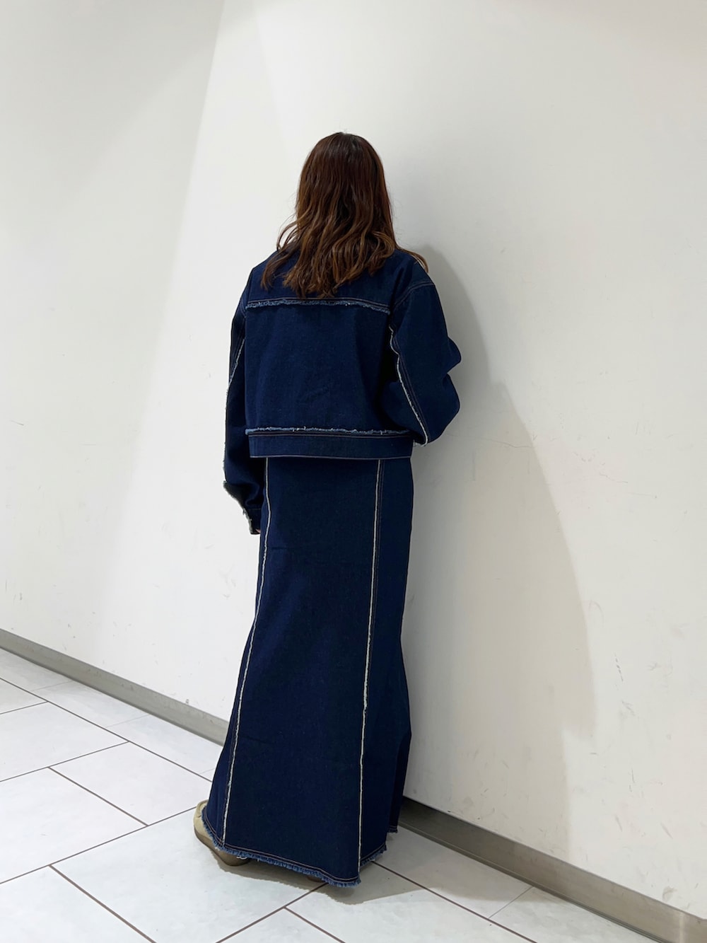 「KBF、kbf_ootd、デニムセットアップ、デニムジャケット、デニムスカート、セットアップ」｜「KBFのカットオフノーカラーデニムジャケット（デニムジャケット、ブルー系）」を使った、とみーさん（レディース・150cm）の冬コーディネートの2枚目の写真