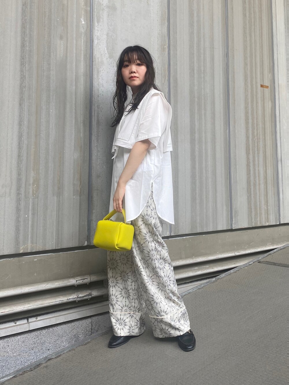 ホワイト系のシャツ/ブラウス、ベージュ系のその他パンツ、イエロー系のハンドバッグを着用したレディースの春コーディネートの2枚目の写真