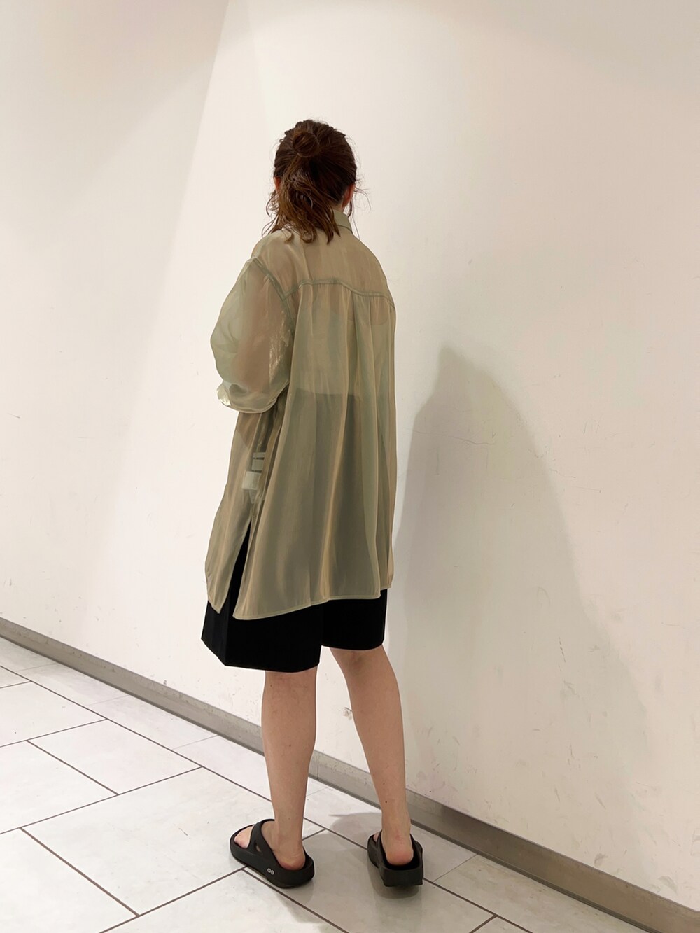 グリーン系のシャツ/ブラウス、ブラック系のその他パンツを着用したレディースの夏コーディネートの2枚目の写真