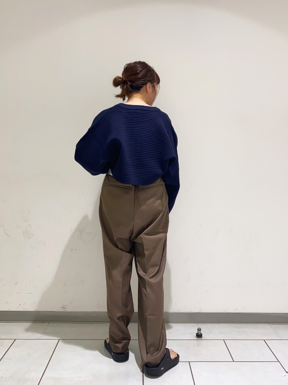 ブルー系のカーディガン/ボレロ、ブラウン系のその他パンツを着用したレディースの秋コーディネートの2枚目の写真