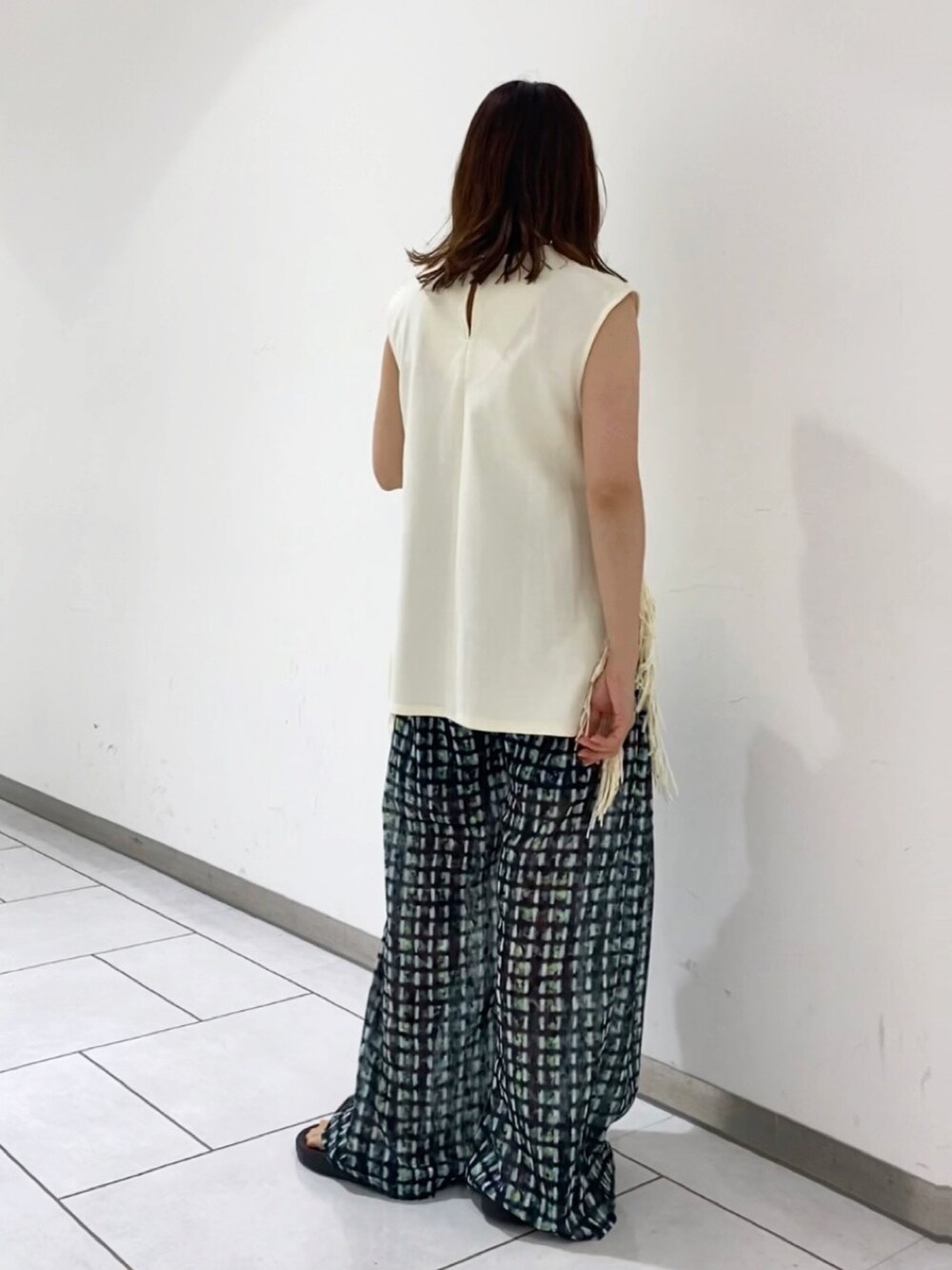 ホワイト系のTシャツ/カットソー、グリーン系のその他パンツを着用したレディースの夏コーディネートの2枚目の写真