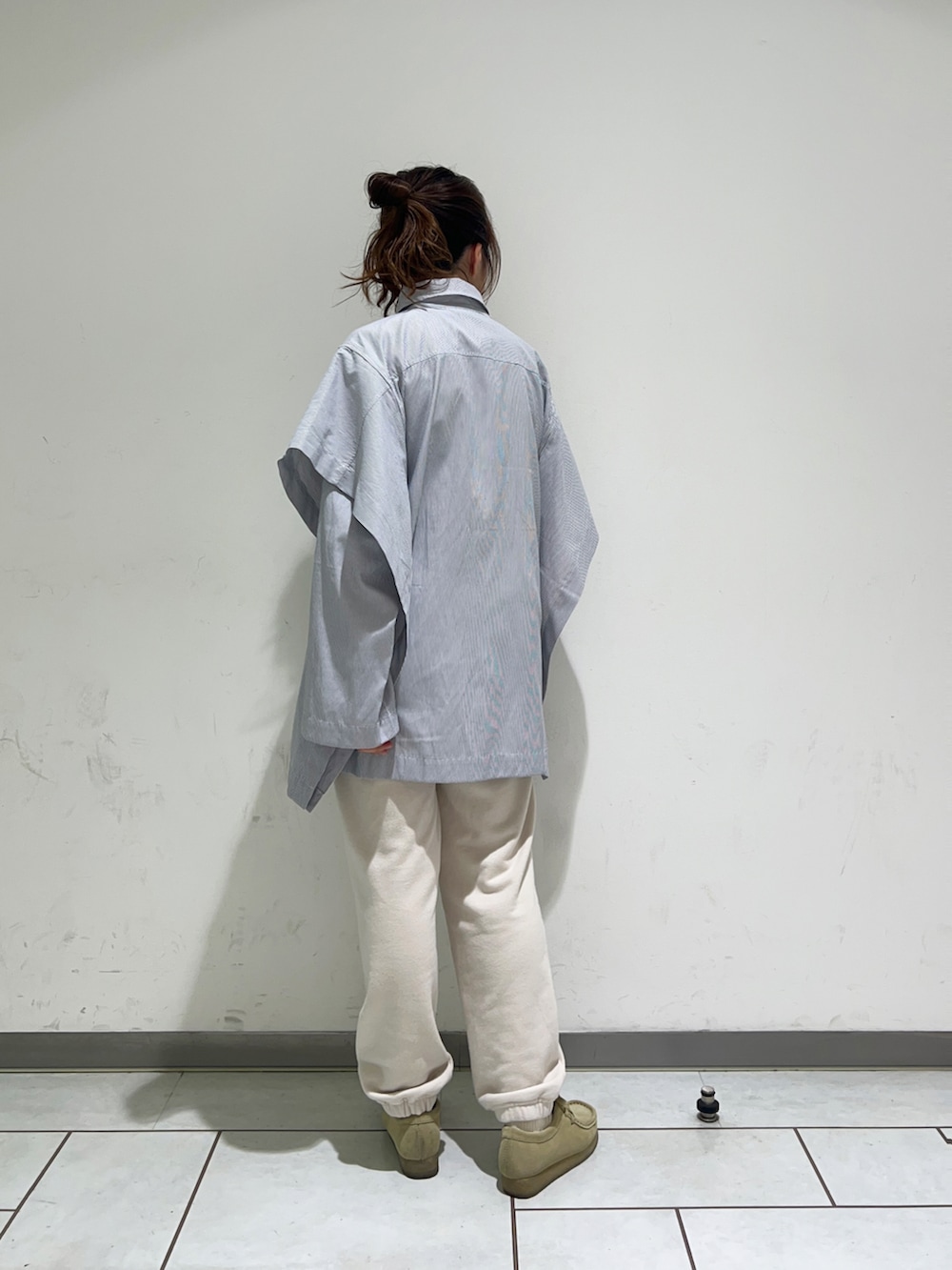 ブルー系のシャツ/ブラウスを着用したレディースの冬コーディネートの2枚目の写真