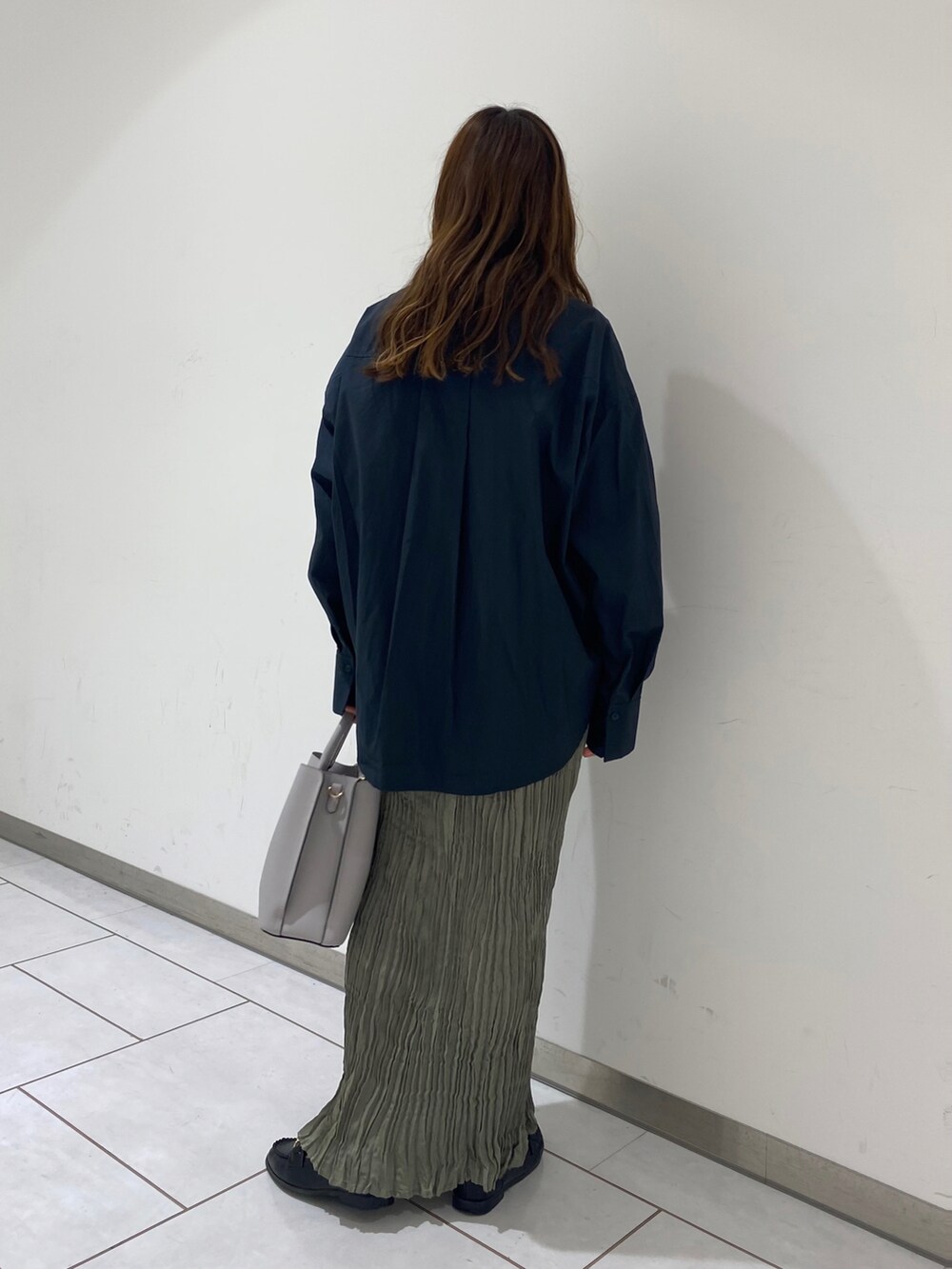 ブルー系のワンピース、グレー系のトートバッグを着用したレディースの春コーディネートの2枚目の写真