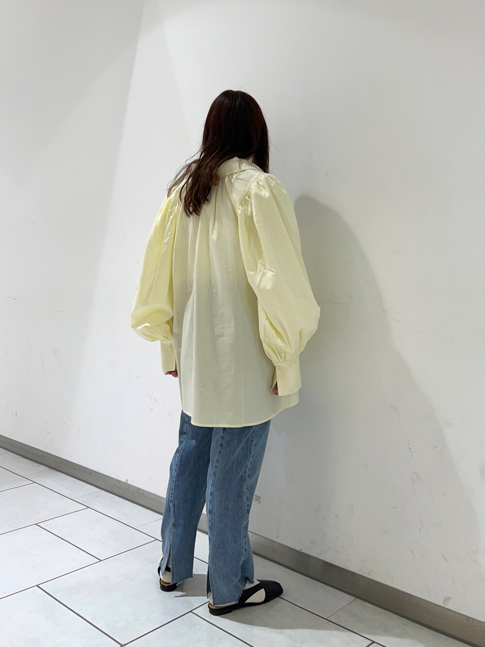 ホワイト系のシャツ/ブラウス、ブルー系のデニムパンツ、ブラック系のサンダルを着用したレディースの春コーディネートの4枚目の写真