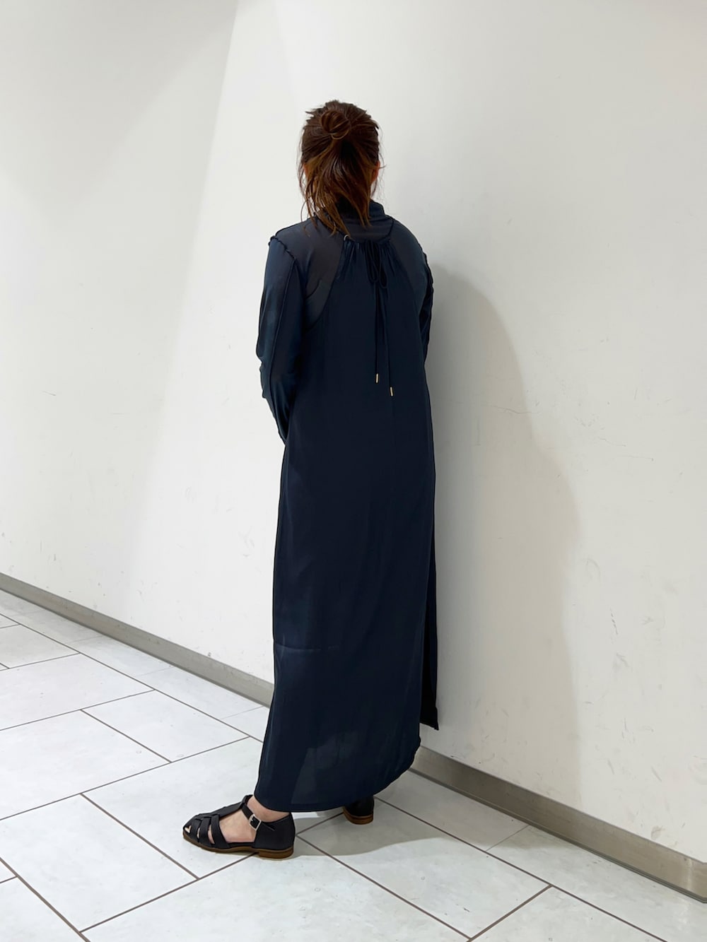 ブルー系のワンピース、ベージュ系のショルダーバッグを着用したレディースの春コーディネートの3枚目の写真