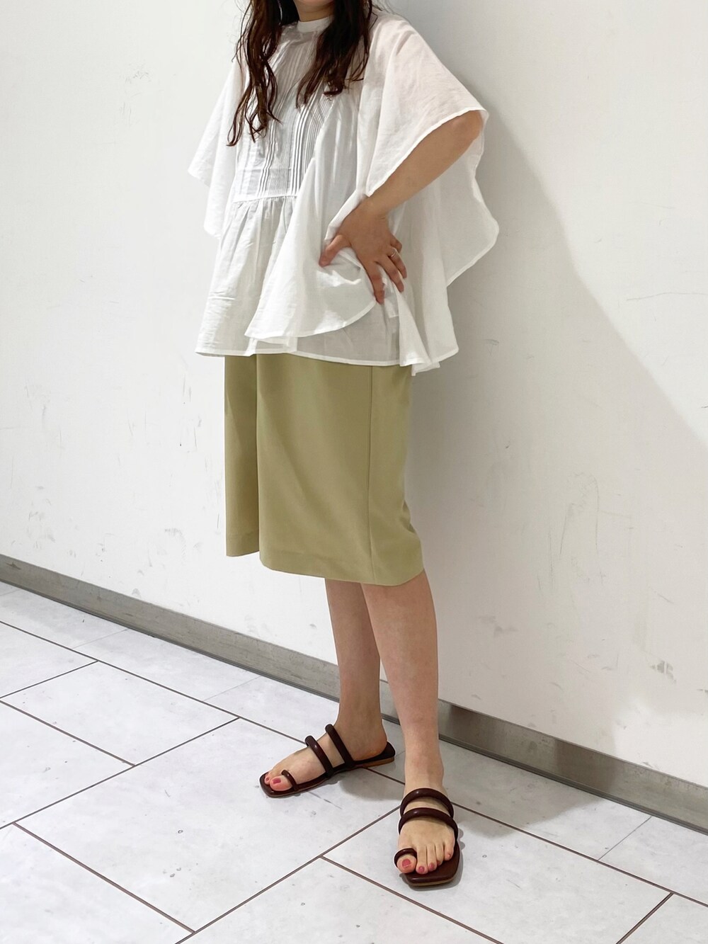 ホワイト系のシャツ/ブラウス、ベージュ系のその他パンツ、ブラウン系のサンダルを着用したレディースの春コーディネートの3枚目の写真
