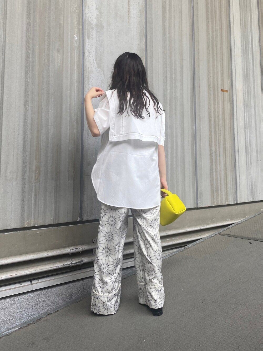 ホワイト系のシャツ/ブラウス、ベージュ系のその他パンツ、イエロー系のハンドバッグを着用したレディースの春コーディネートの4枚目の写真