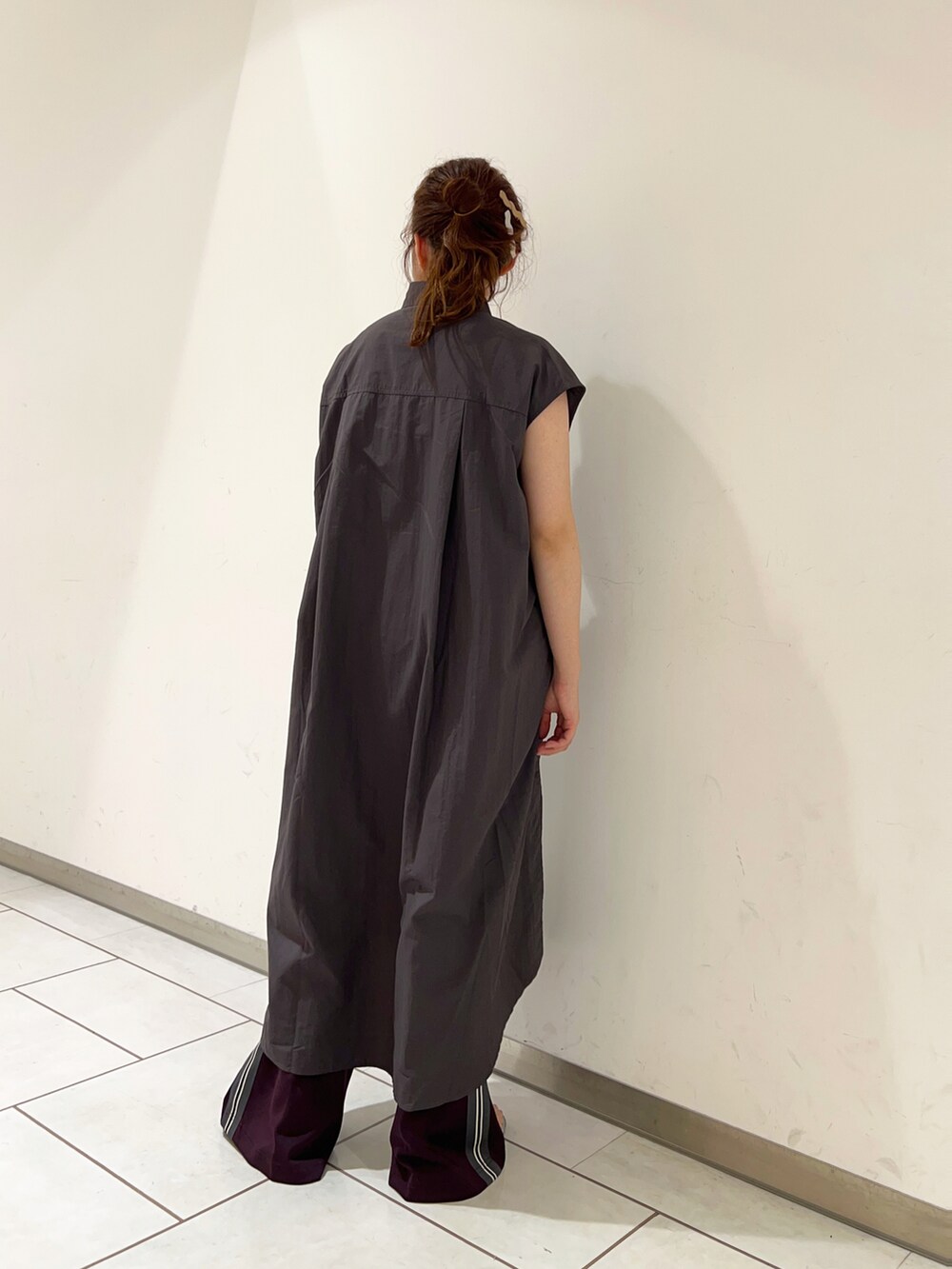 グレー系のワンピース、パープル系のその他パンツを着用したレディースの夏コーディネートの2枚目の写真