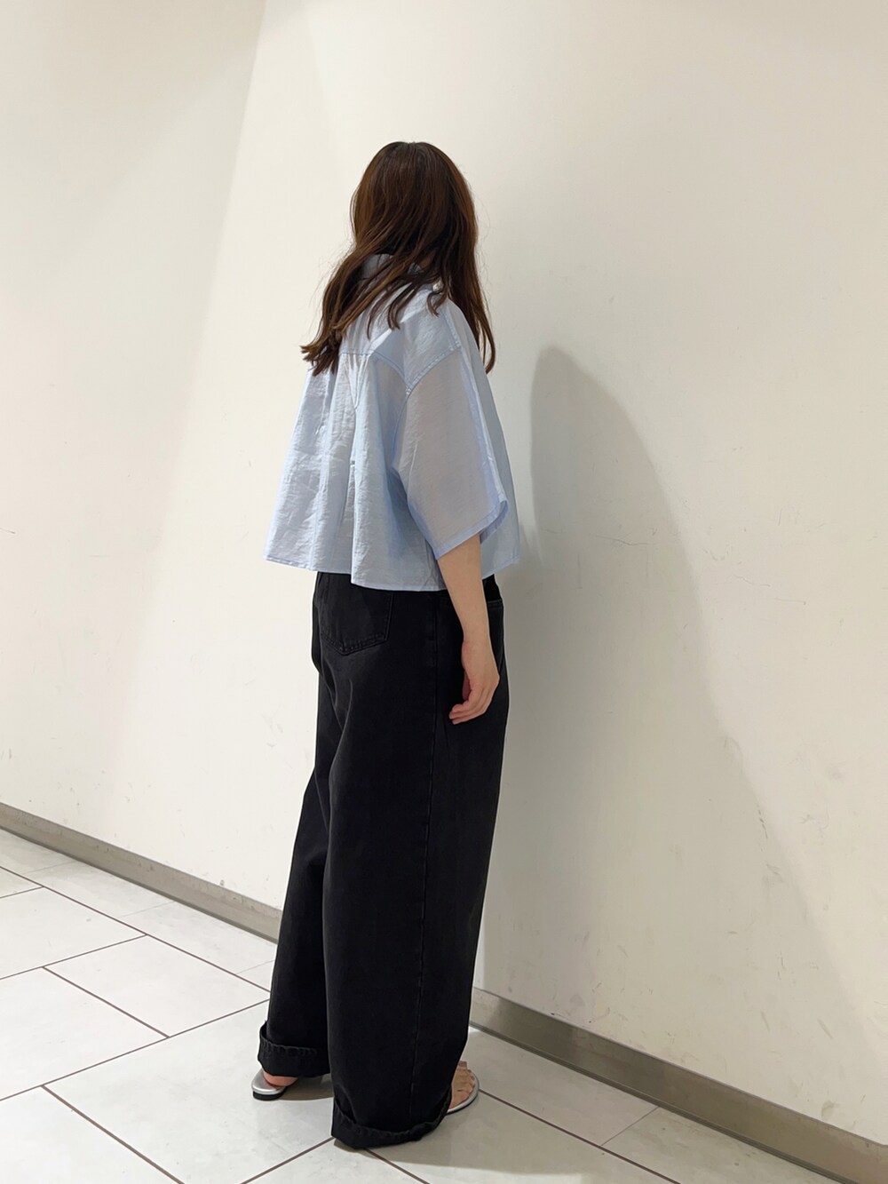 ブルー系のシャツ/ブラウス、ブラック系のデニムパンツを着用したレディースの夏コーディネートの2枚目の写真