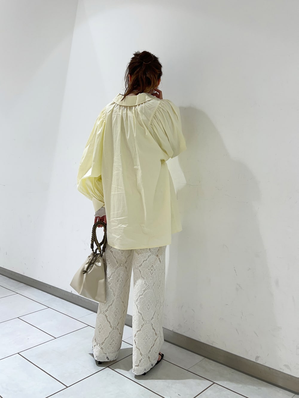 ホワイト系のシャツ/ブラウス、ホワイト系のその他パンツ、ベージュ系のショルダーバッグを着用したレディースの春コーディネートの2枚目の写真