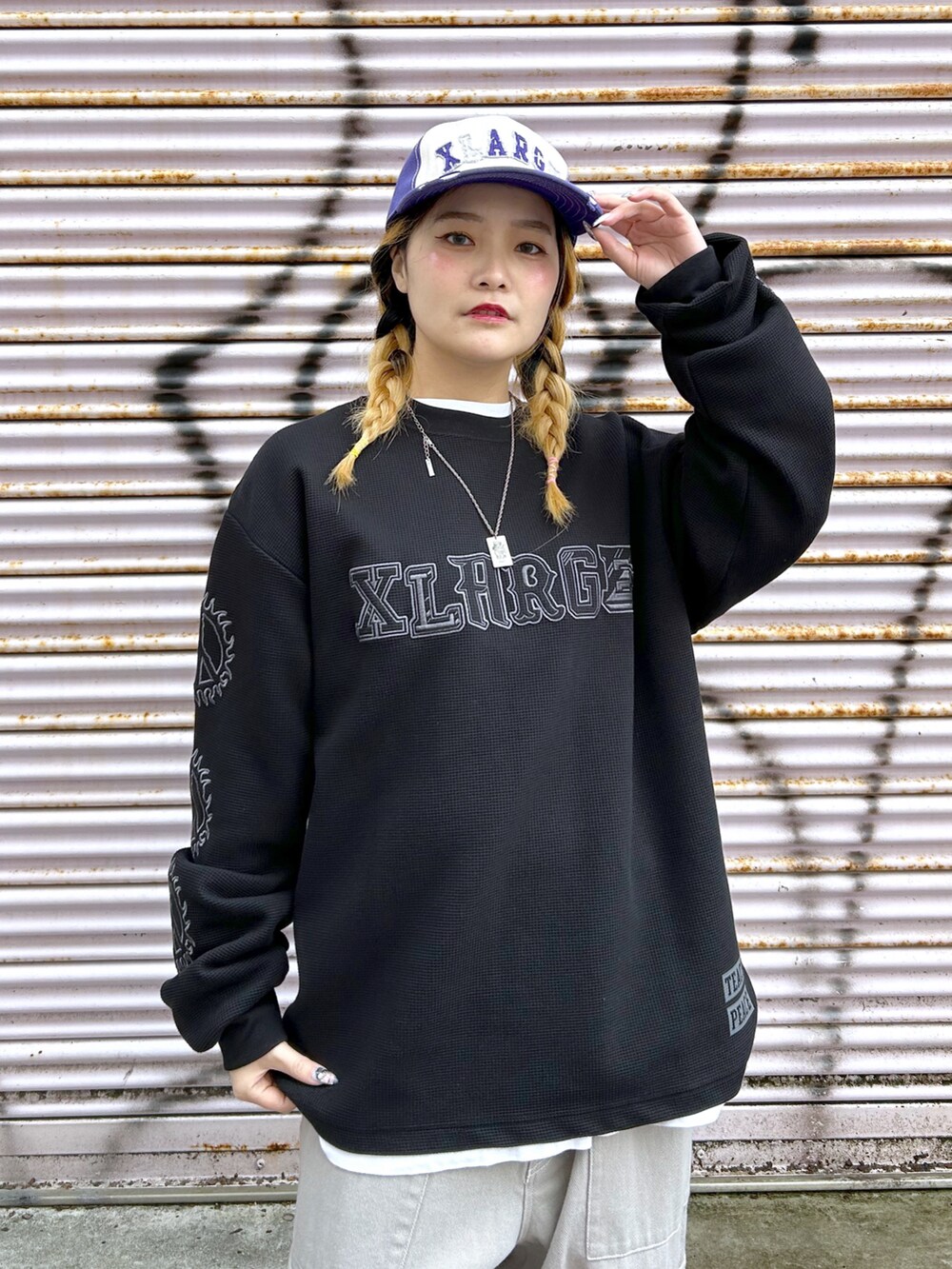 ブラック系のTシャツ/カットソー、グレー系のカーゴパンツ、パープル系のキャップを着用したレディースの春コーディネートの3枚目の写真