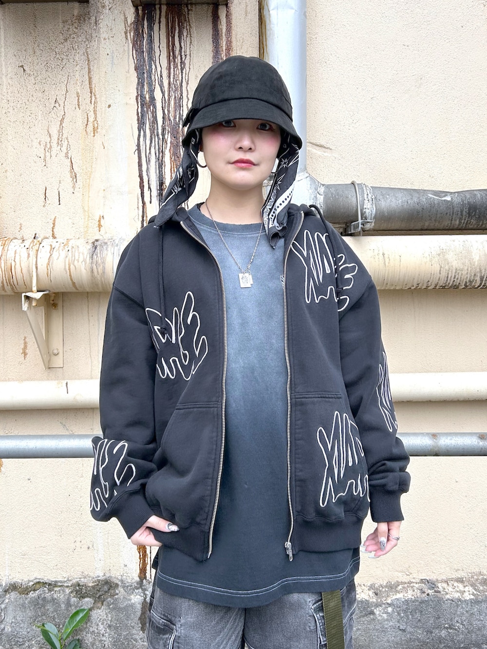 「ストリートコーデ、ストリート、ストリート女子、エクストララージ、XLARGE、低身長」｜「XLARGEのSUEDE BALL HAT（ハット、ブラック系）」を使った、RICOさん（レディース・151cm）の春コーディネートの3枚目の写真