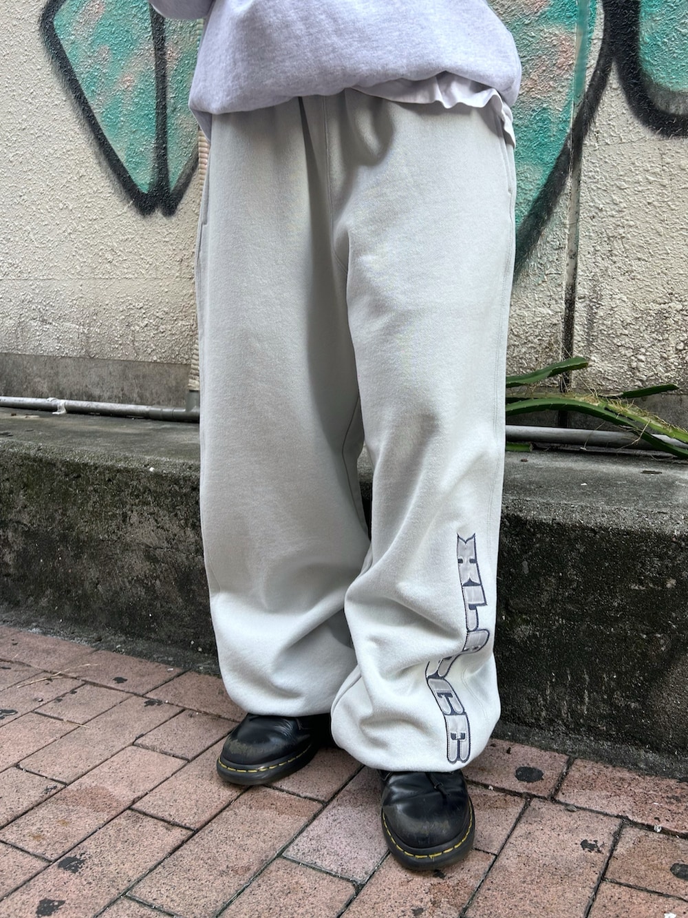 ブルー系のダウンベスト、グレー系のスウェット、グレー系のスウェットパンツを着用したレディースの秋コーディネートの6枚目の写真