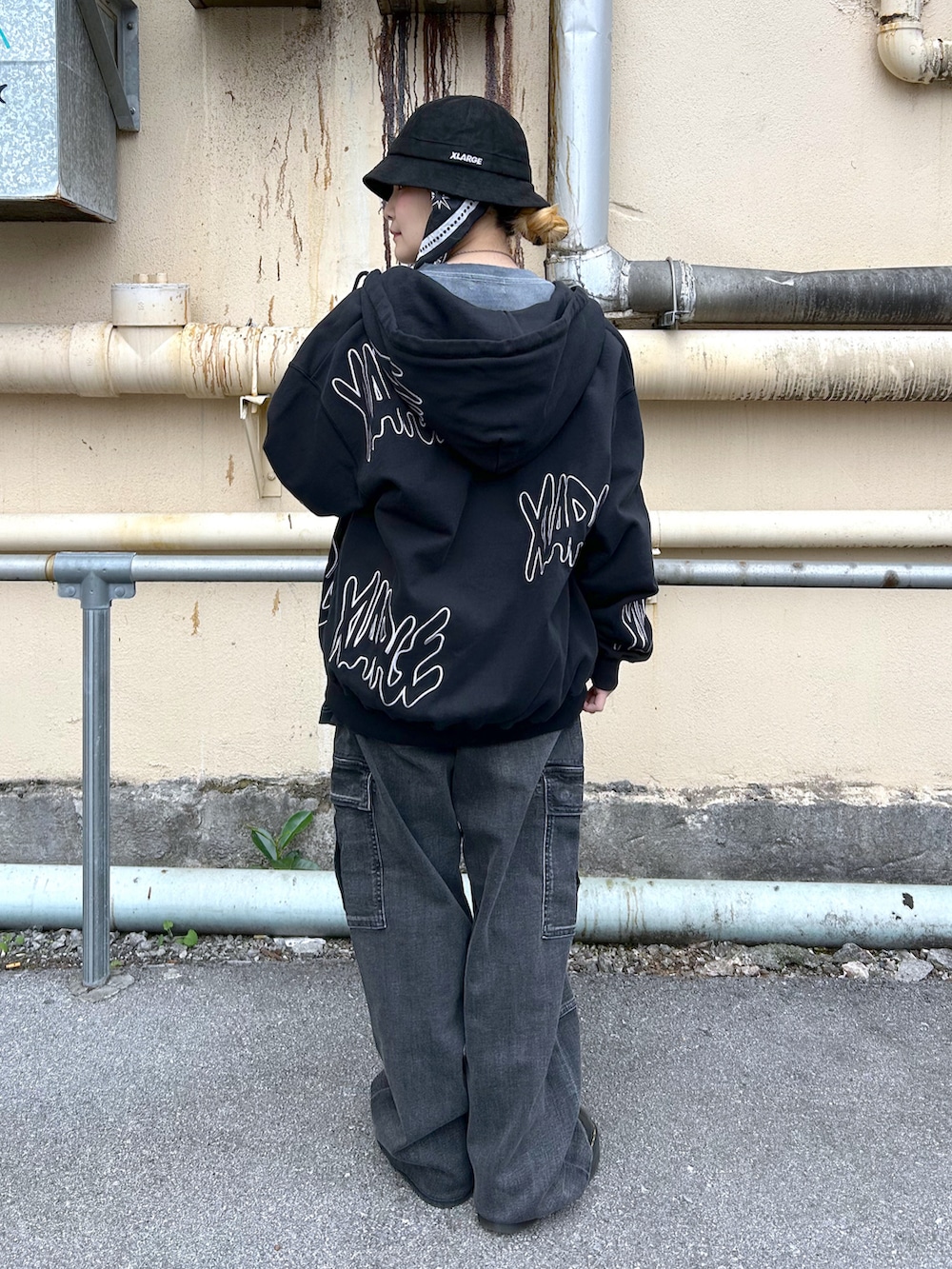 「ストリートコーデ、ストリート、ストリート女子、エクストララージ、XLARGE、低身長」｜「XLARGEのSUEDE BALL HAT（ハット、ブラック系）」を使った、RICOさん（レディース・151cm）の春コーディネートの2枚目の写真
