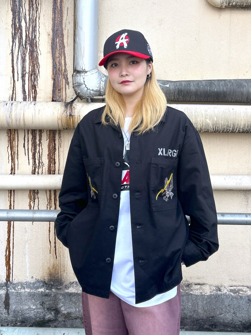 ホワイト系のTシャツ/カットソー、ブラック系のシャツ/ブラウス、グリーン系のデニムパンツを着用したレディースの春コーディネートの3枚目の写真