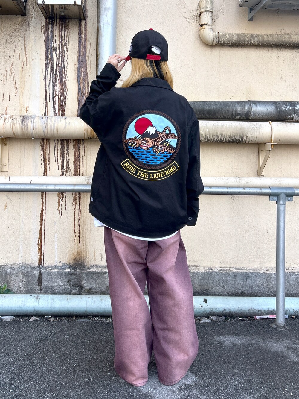 ホワイト系のTシャツ/カットソー、ブラック系のシャツ/ブラウス、グリーン系のデニムパンツを着用したレディースの春コーディネートの2枚目の写真