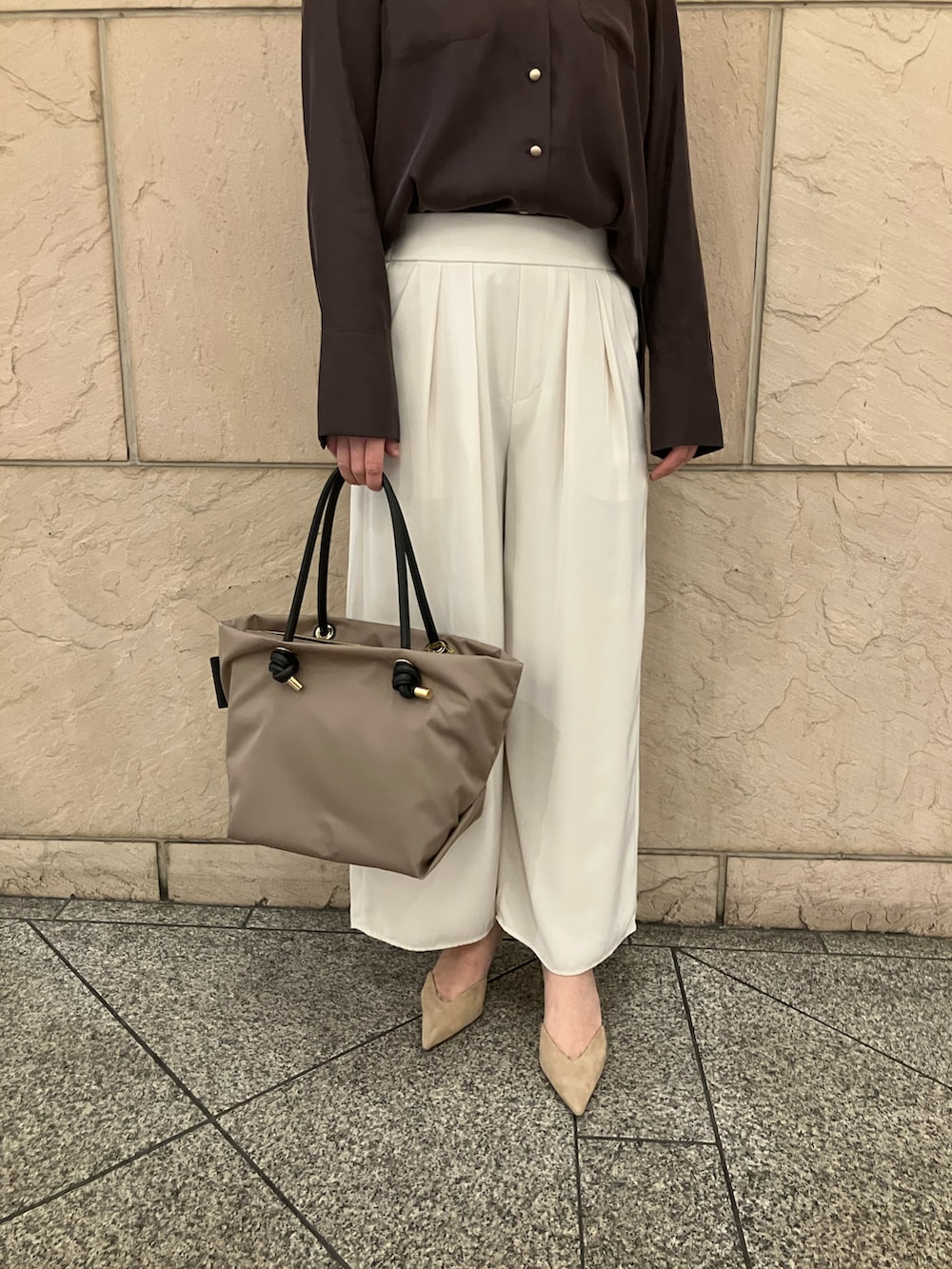 レッド系のシャツ/ブラウス、ホワイト系のその他パンツ、ベージュ系のトートバッグを着用したレディースの秋コーディネートの5枚目の写真