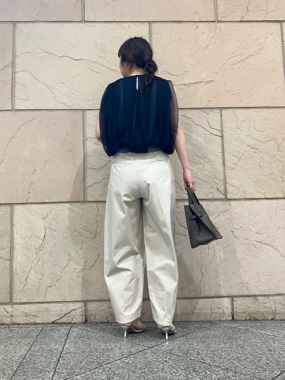 「大人カジュアル、デートコーデ、ママコーデ、チノパンツ、チュール、休日コーデ、newarrival、オフィスカジュアル、通勤、ROSSO、コクーンパンツ、綺麗めカジュアル、お仕事コーデ、お出かけコーデ、ウォッシャブル」｜「URBAN RESEARCH ROSSO WOMENのストレッチコクーンチノパンツ（その他パンツ、ベージュ系）」を使った、umediaさん（レディース・164cm）の夏コーディネートの3枚目の写真