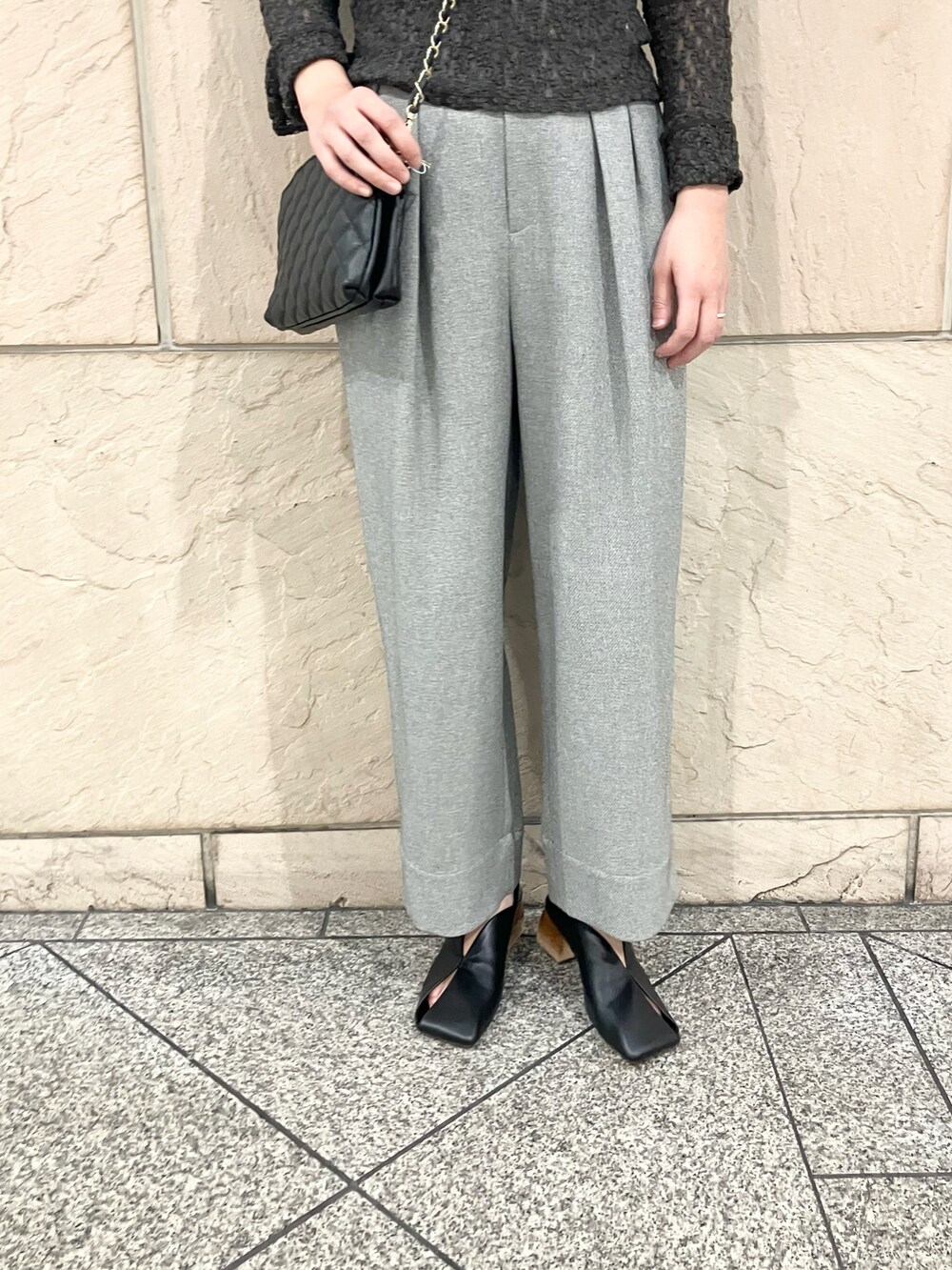 グレー系のその他パンツ、ブラック系のパンプス、ブラウン系のトップスを着用したレディースの夏コーディネートの3枚目の写真