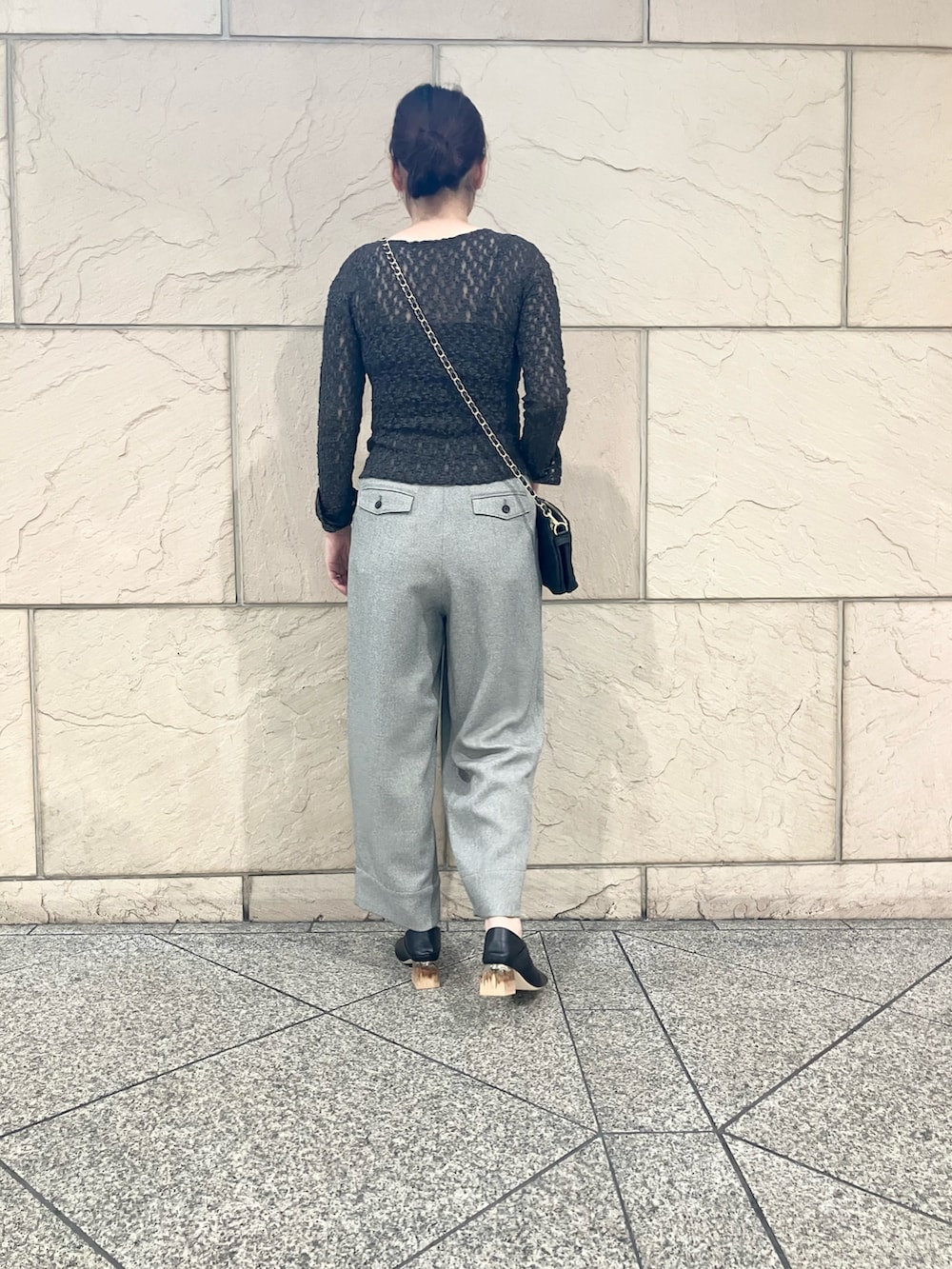 グレー系のその他パンツ、ブラック系のパンプス、ブラウン系のトップスを着用したレディースの夏コーディネートの2枚目の写真