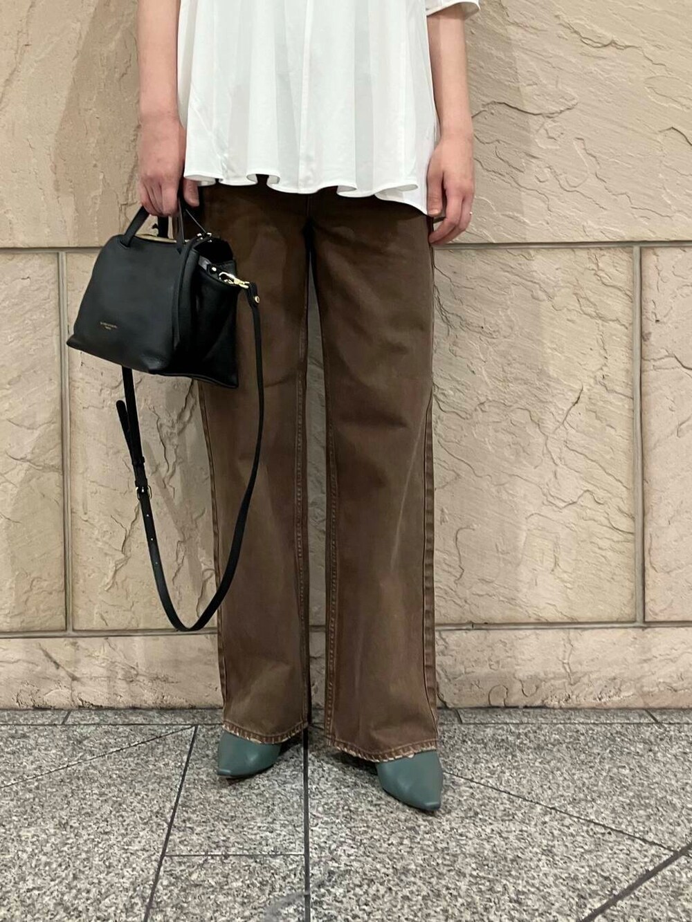 ホワイト系のTシャツ/カットソー、ブラック系のハンドバッグ、グリーン系のパンプスを着用したレディースの夏コーディネートの5枚目の写真