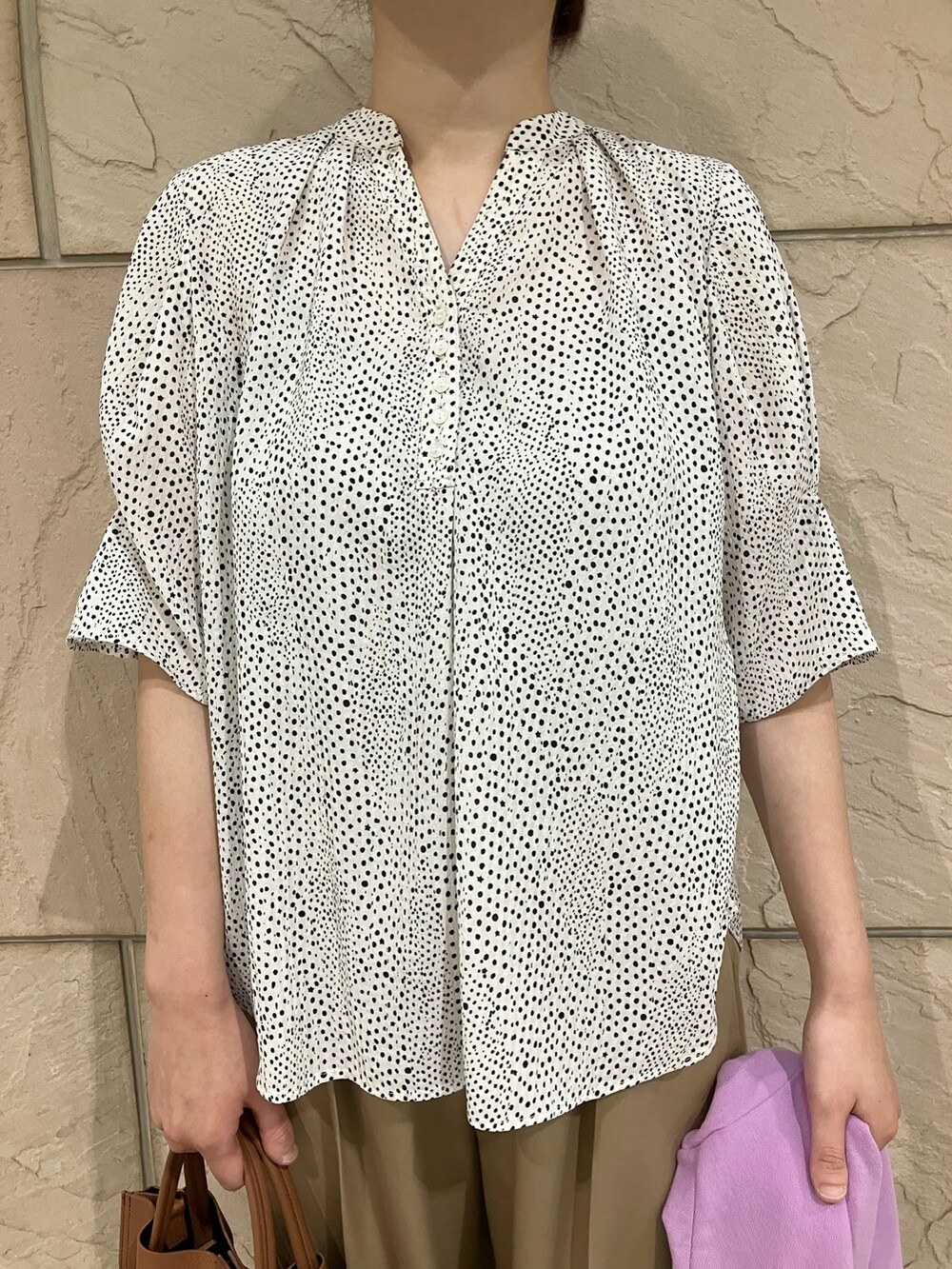 ホワイト系のシャツ/ブラウス、ベージュ系のその他パンツ、シルバー系のその他シューズを着用したレディースの夏コーディネートの4枚目の写真