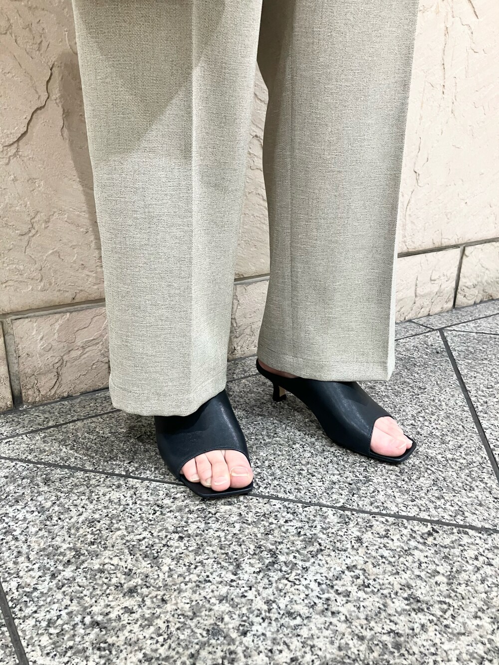 グリーン系のシャツ/ブラウス、ベージュ系のパンツ、ベージュ系のハンドバッグを着用したレディースの春コーディネートの5枚目の写真