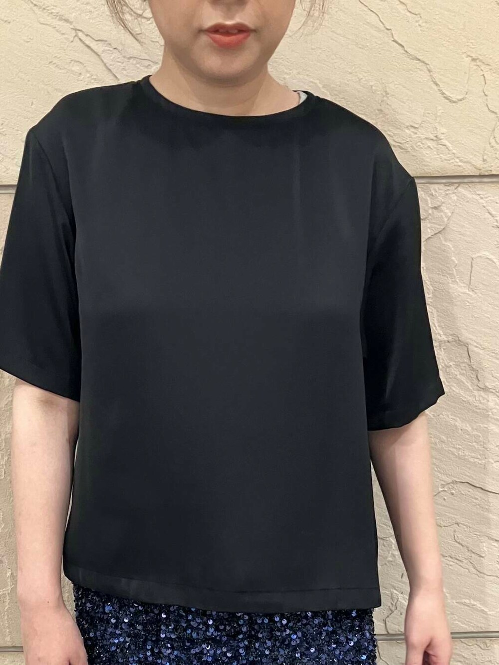 ブラック系のTシャツ/カットソーを着用したレディースの夏コーディネートの4枚目の写真