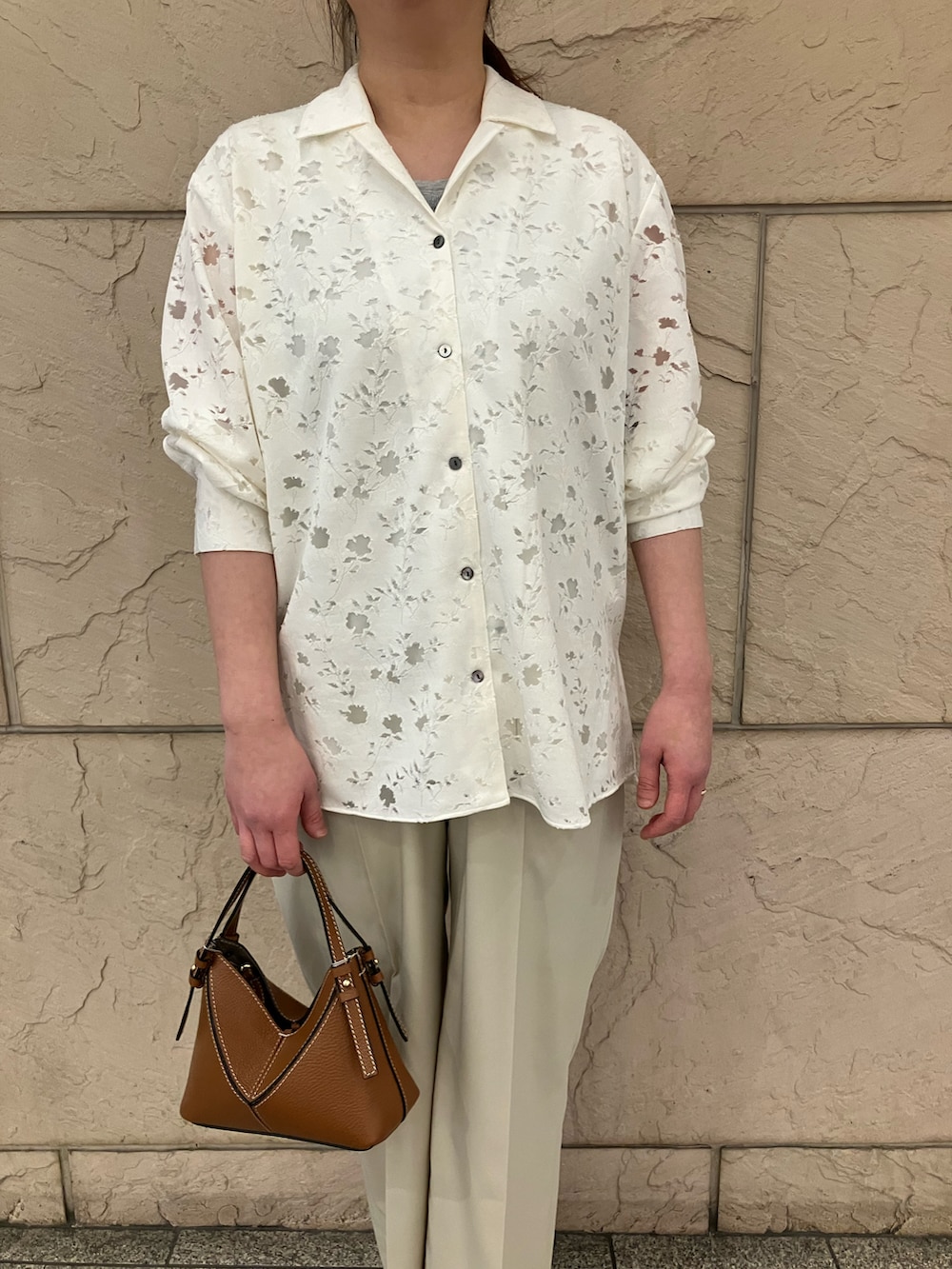 ホワイト系のシャツ/ブラウス、ベージュ系のその他パンツ、ブラウン系のバッグを着用したレディースの春コーディネートの4枚目の写真