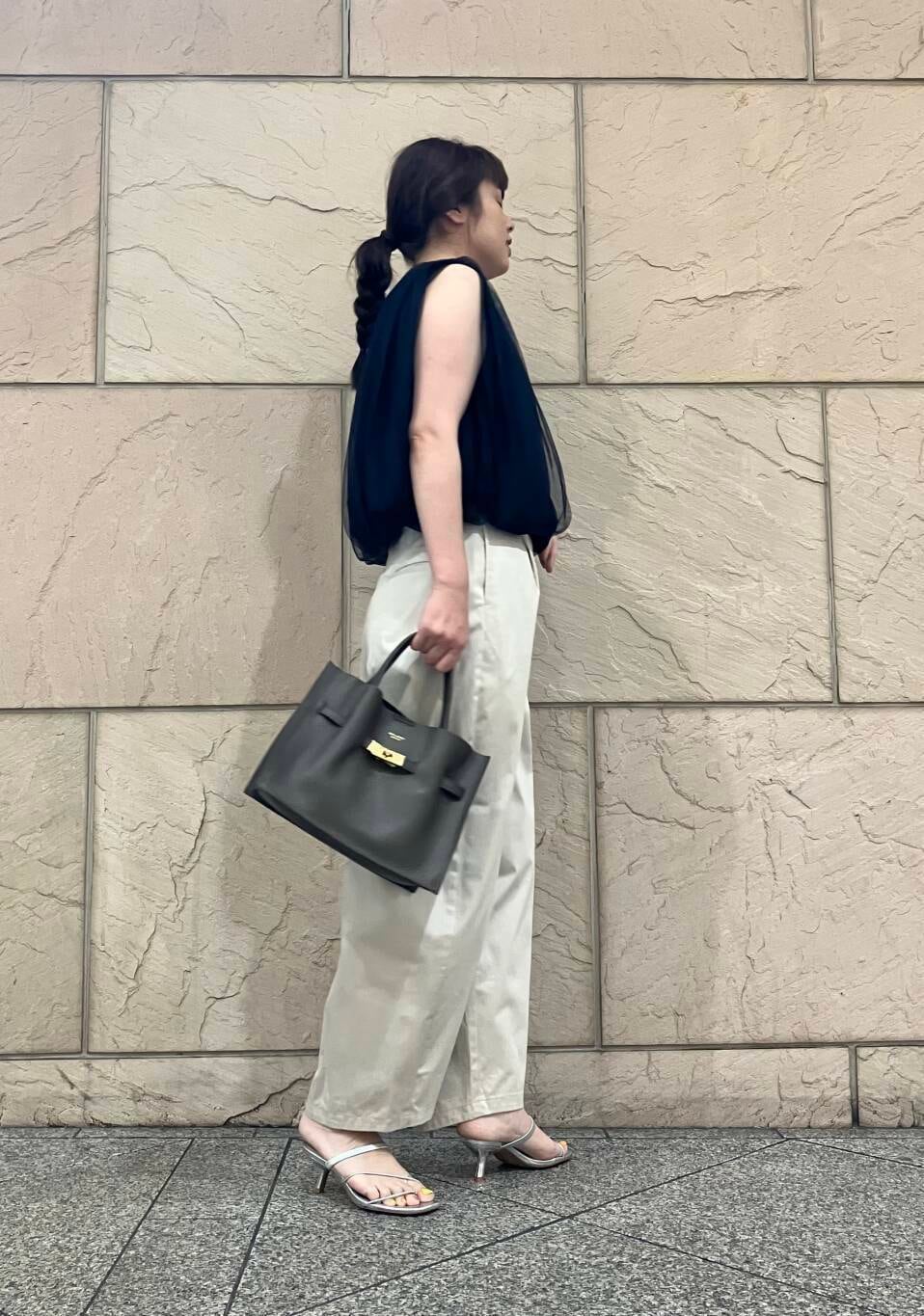 「大人カジュアル、デートコーデ、ママコーデ、チノパンツ、チュール、休日コーデ、newarrival、オフィスカジュアル、通勤、ROSSO、コクーンパンツ、綺麗めカジュアル、お仕事コーデ、お出かけコーデ、ウォッシャブル」｜「URBAN RESEARCH ROSSO WOMENのストレッチコクーンチノパンツ（その他パンツ、ベージュ系）」を使った、umediaさん（レディース・164cm）の夏コーディネートの2枚目の写真