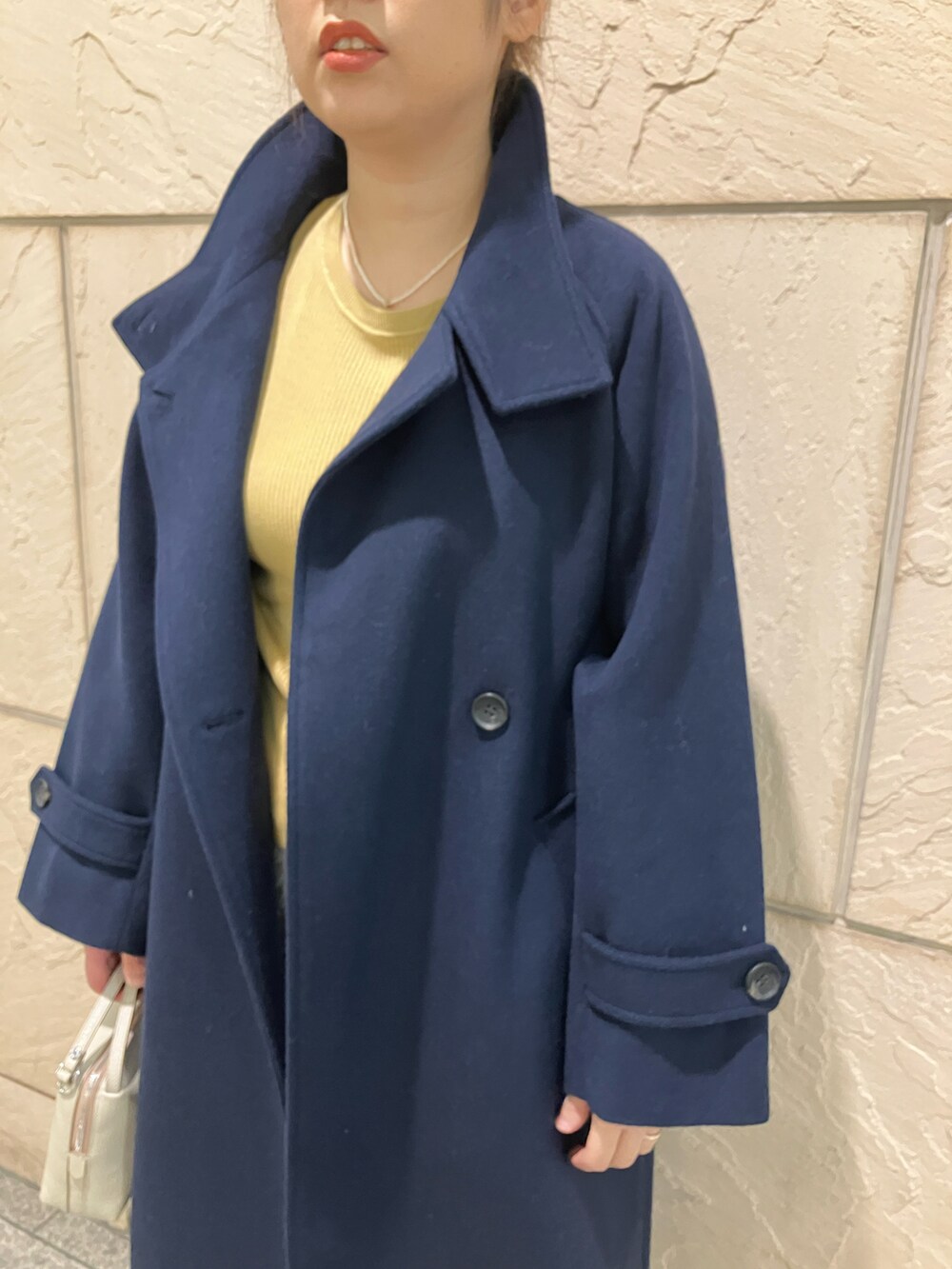 ブルー系のその他アウター、イエロー系のニット/セーター、ホワイト系のスカートを着用したレディースの秋コーディネートの3枚目の写真