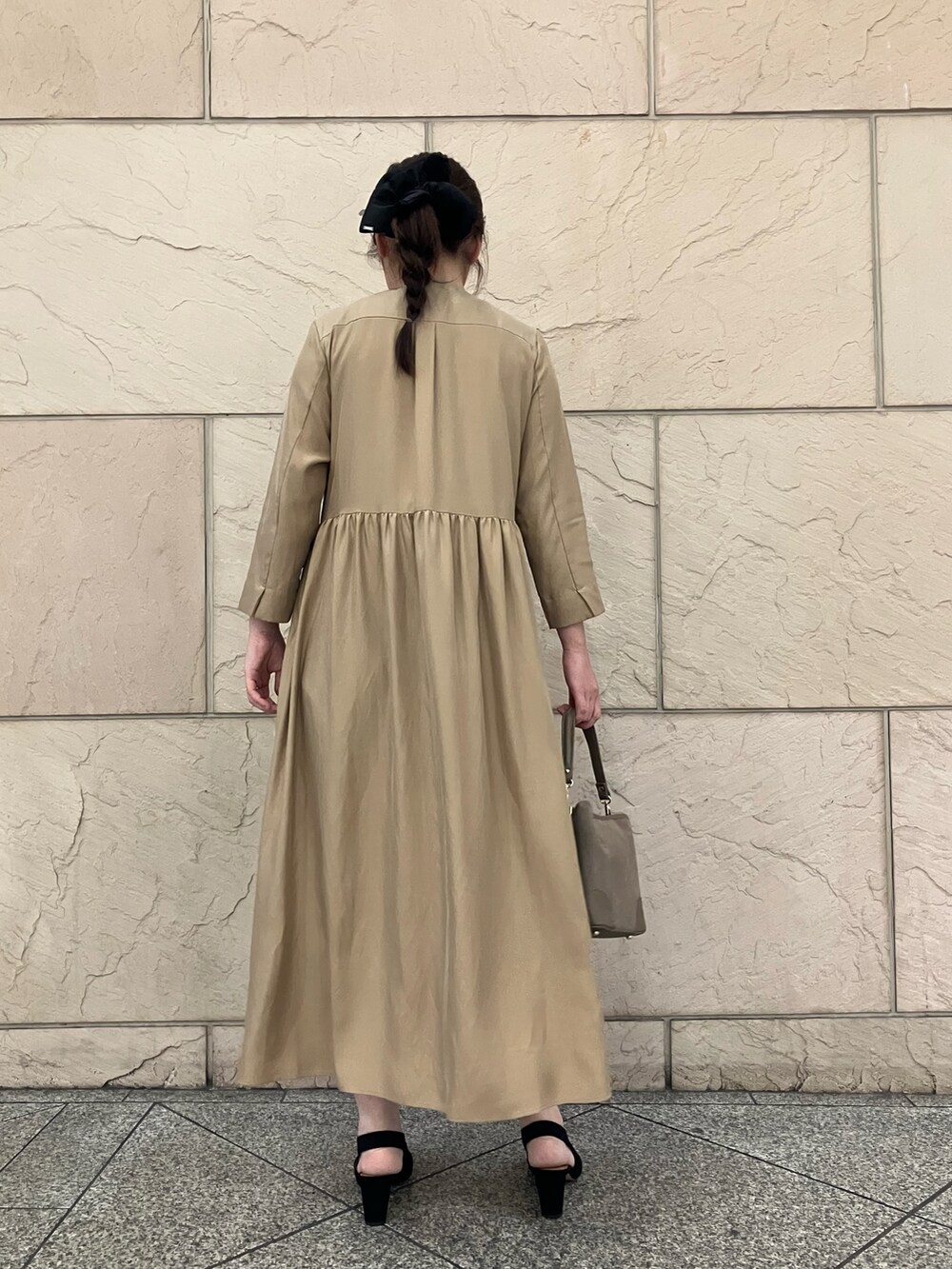 ベージュ系のワンピース、グレー系のバッグ、ブラック系のパンプスを着用したレディースの秋コーディネートの3枚目の写真