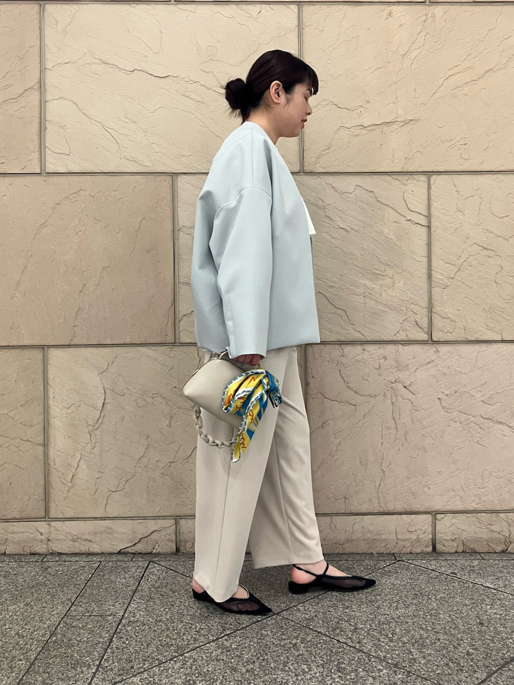 ホワイト系のシャツ/ブラウス、ブルー系のノーカラージャケット、ベージュ系のその他パンツを着用したレディースの冬コーディネートの2枚目の写真